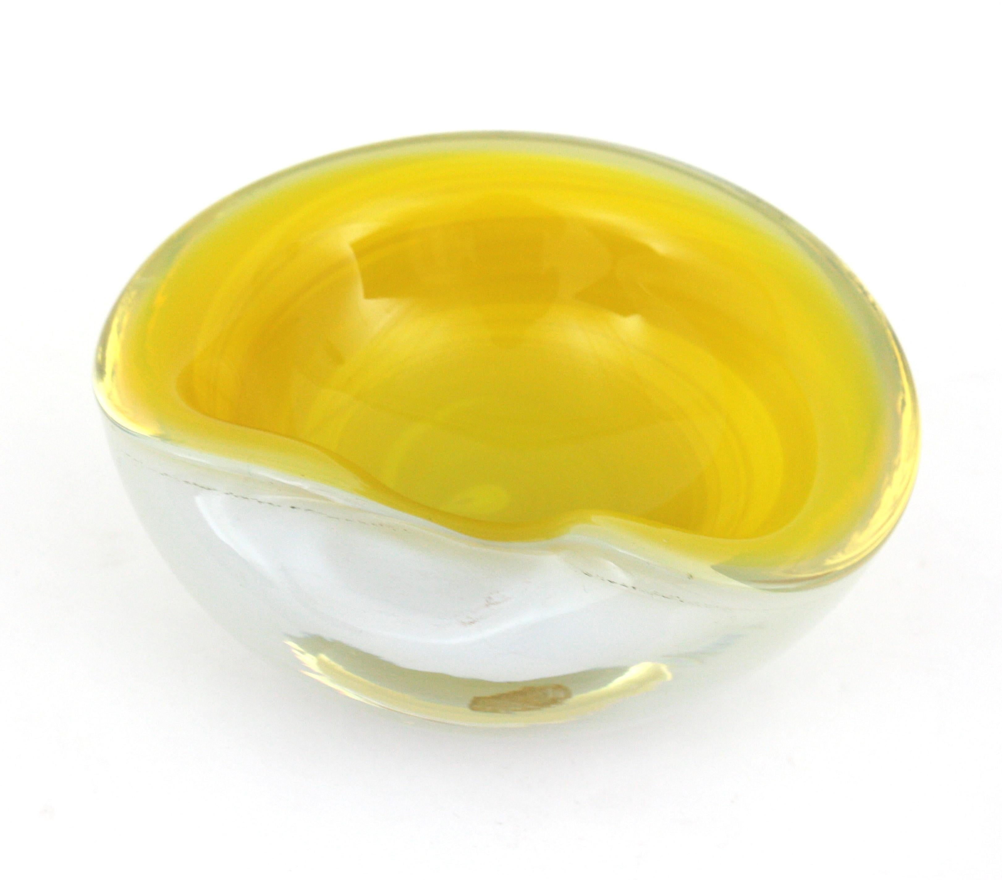 Seguso Murano Amarillo Ópalo Blanco Sommerso Cuenco / Cenicero Grande de Vidrio Artístico en venta 1