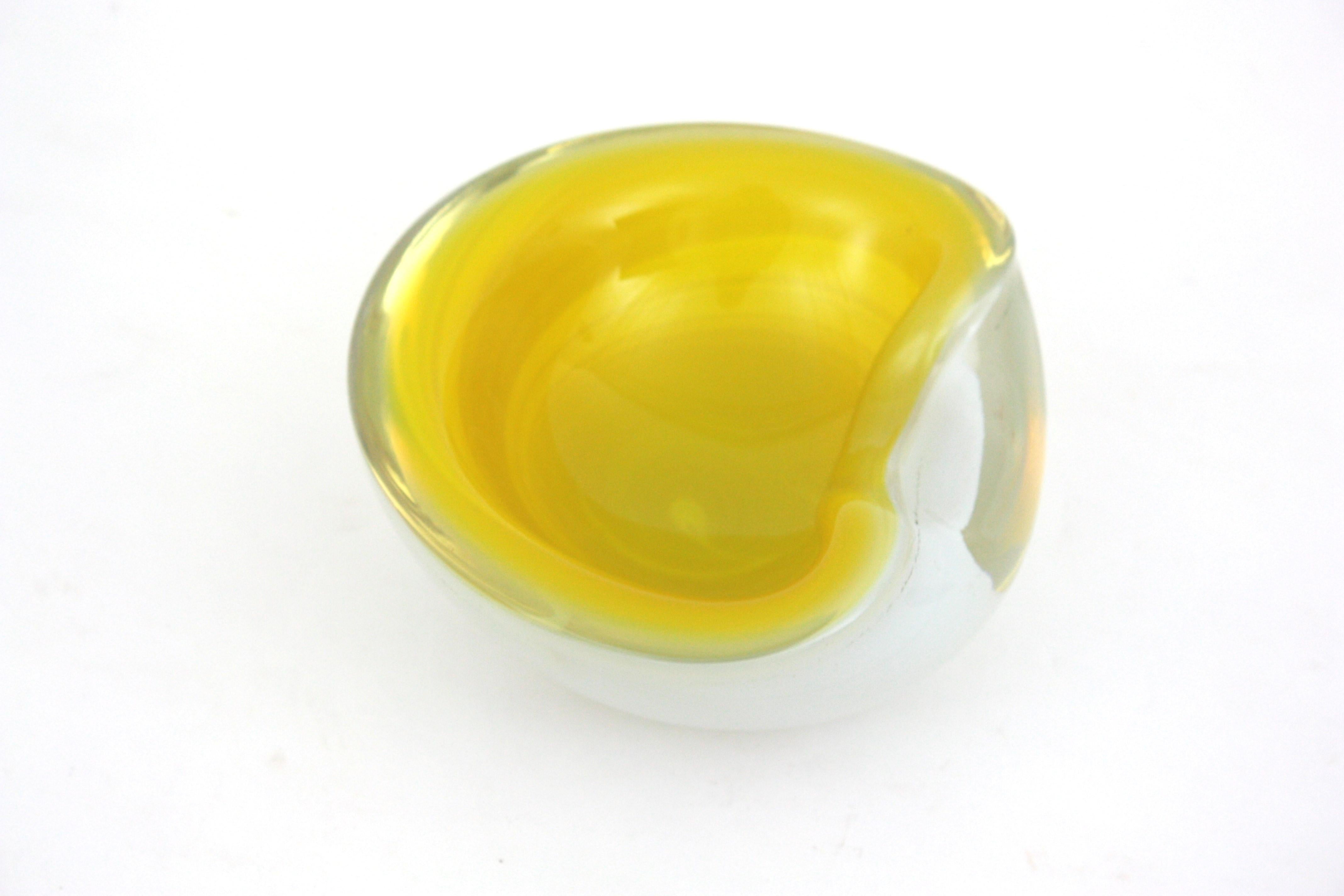 Seguso Murano Amarillo Ópalo Blanco Sommerso Cuenco / Cenicero Grande de Vidrio Artístico en venta 2