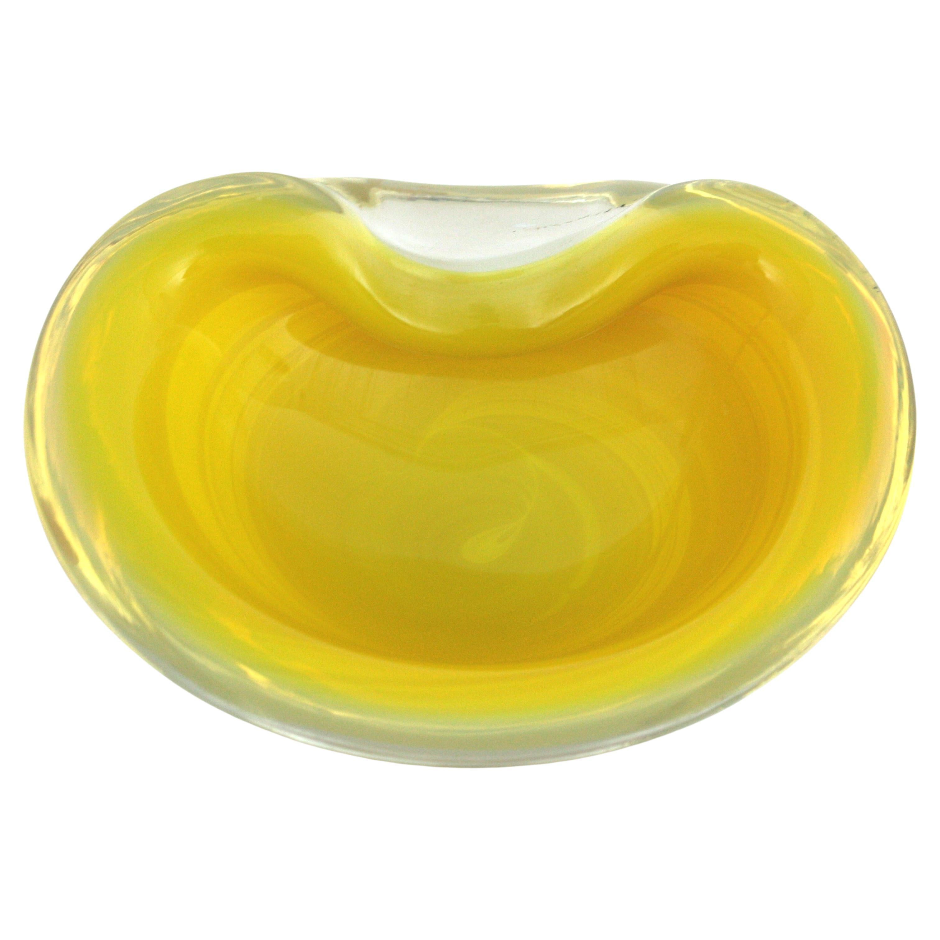 Murano Glass Sommerso blanc opale jaune Grand bol / cendrier en verre d'art