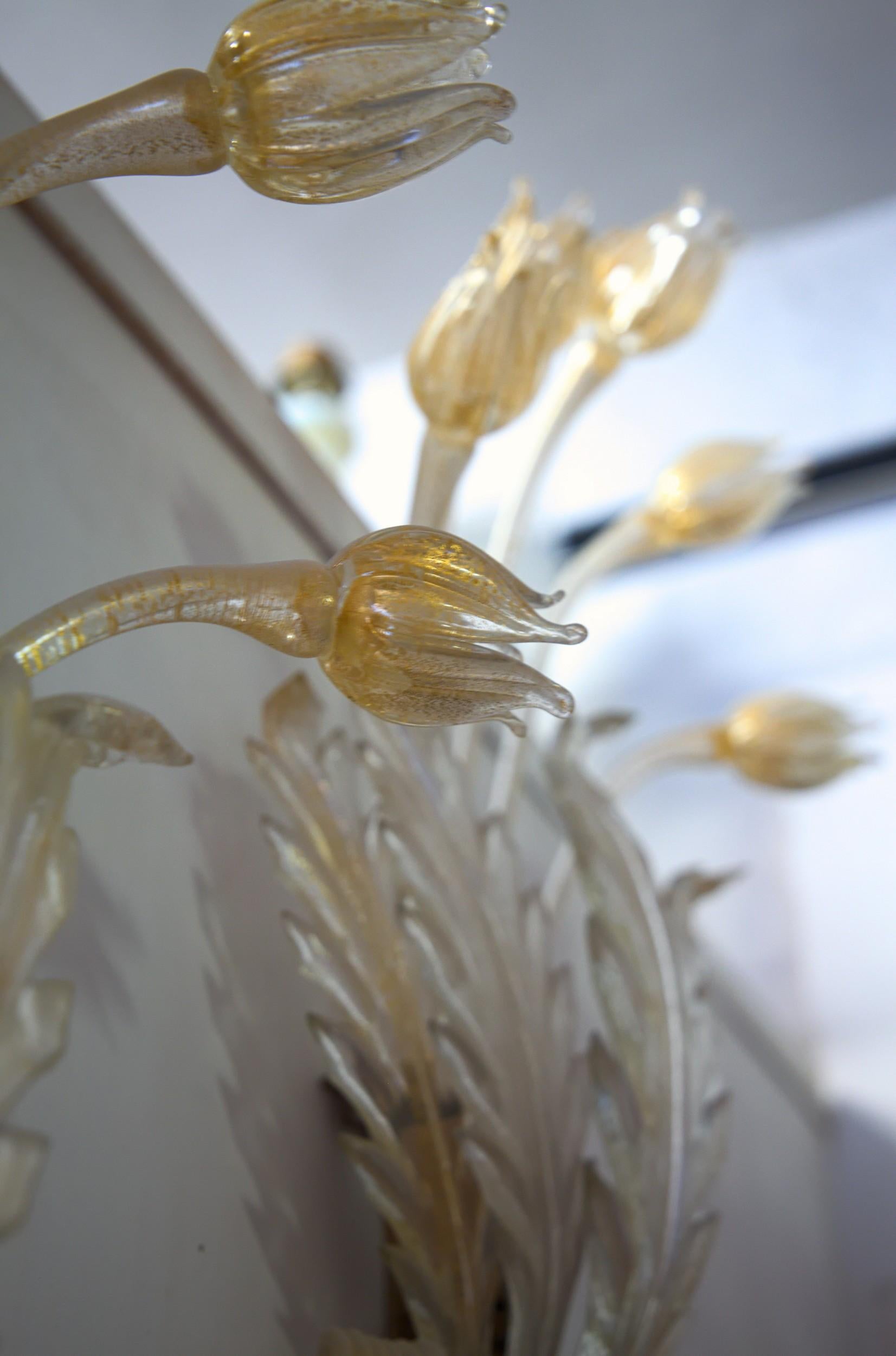 Paire d'appliques Seguso, en verre de Murano avec feuilles d'or, tulipes, feuilles et nœud déco en vente 3