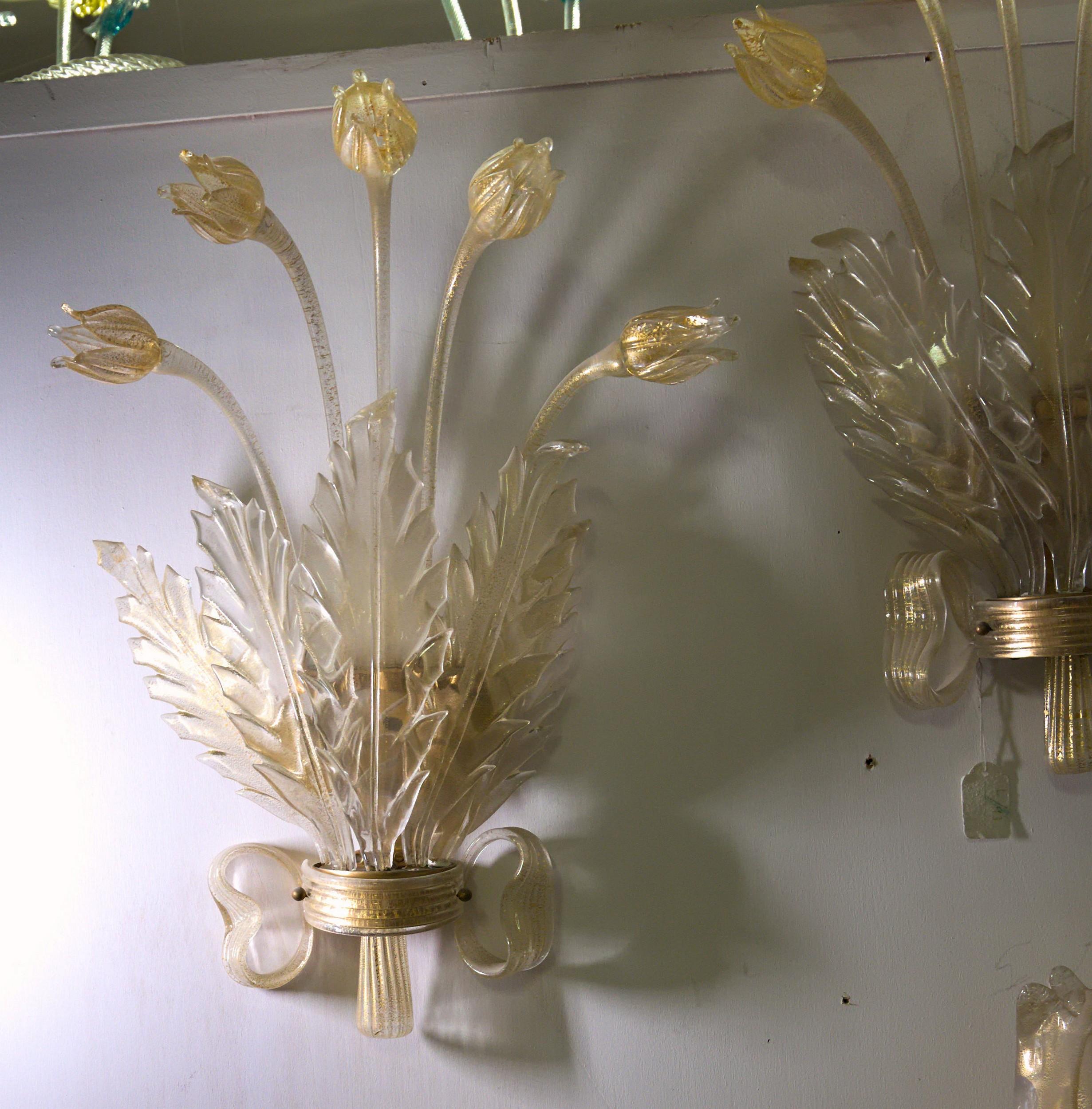 italien Paire d'appliques Seguso, en verre de Murano avec feuilles d'or, tulipes, feuilles et nœud déco en vente