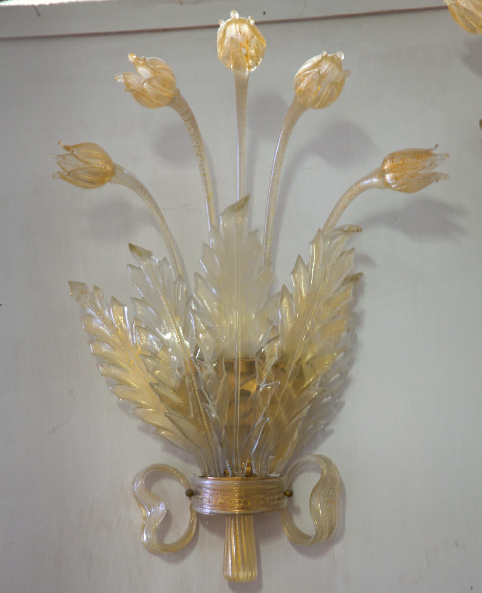 Milieu du XXe siècle Paire d'appliques Seguso, en verre de Murano avec feuilles d'or, tulipes, feuilles et nœud déco en vente