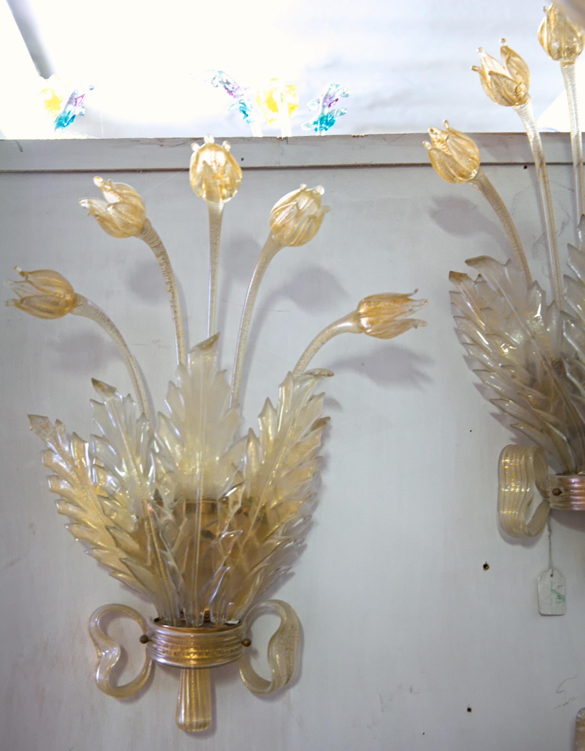 Paire d'appliques Seguso, en verre de Murano avec feuilles d'or, tulipes, feuilles et nœud déco en vente 1