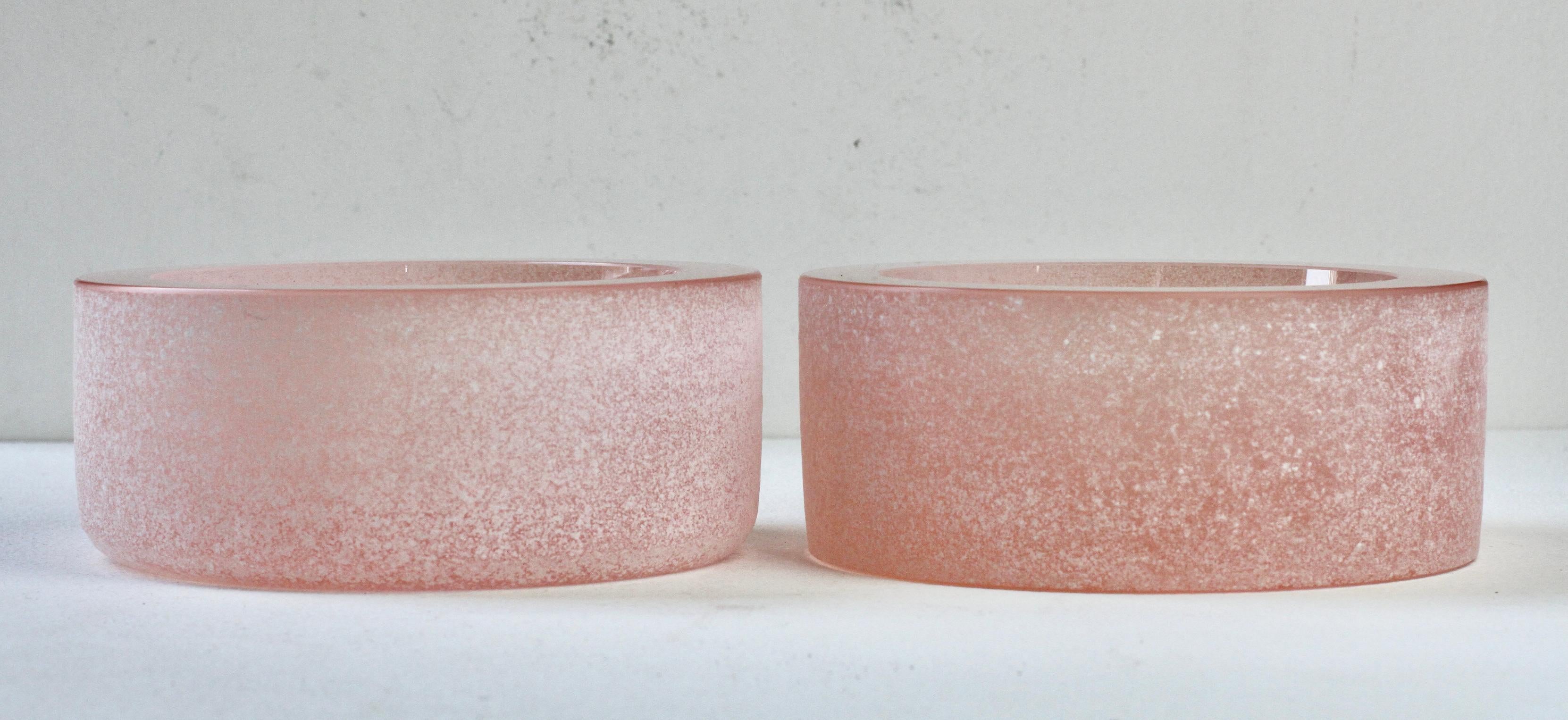 Seguso Paar dicke runde rosa 'Scavo' Murano Glasschalen oder Aschenbecher 1980er (Italienisch) im Angebot