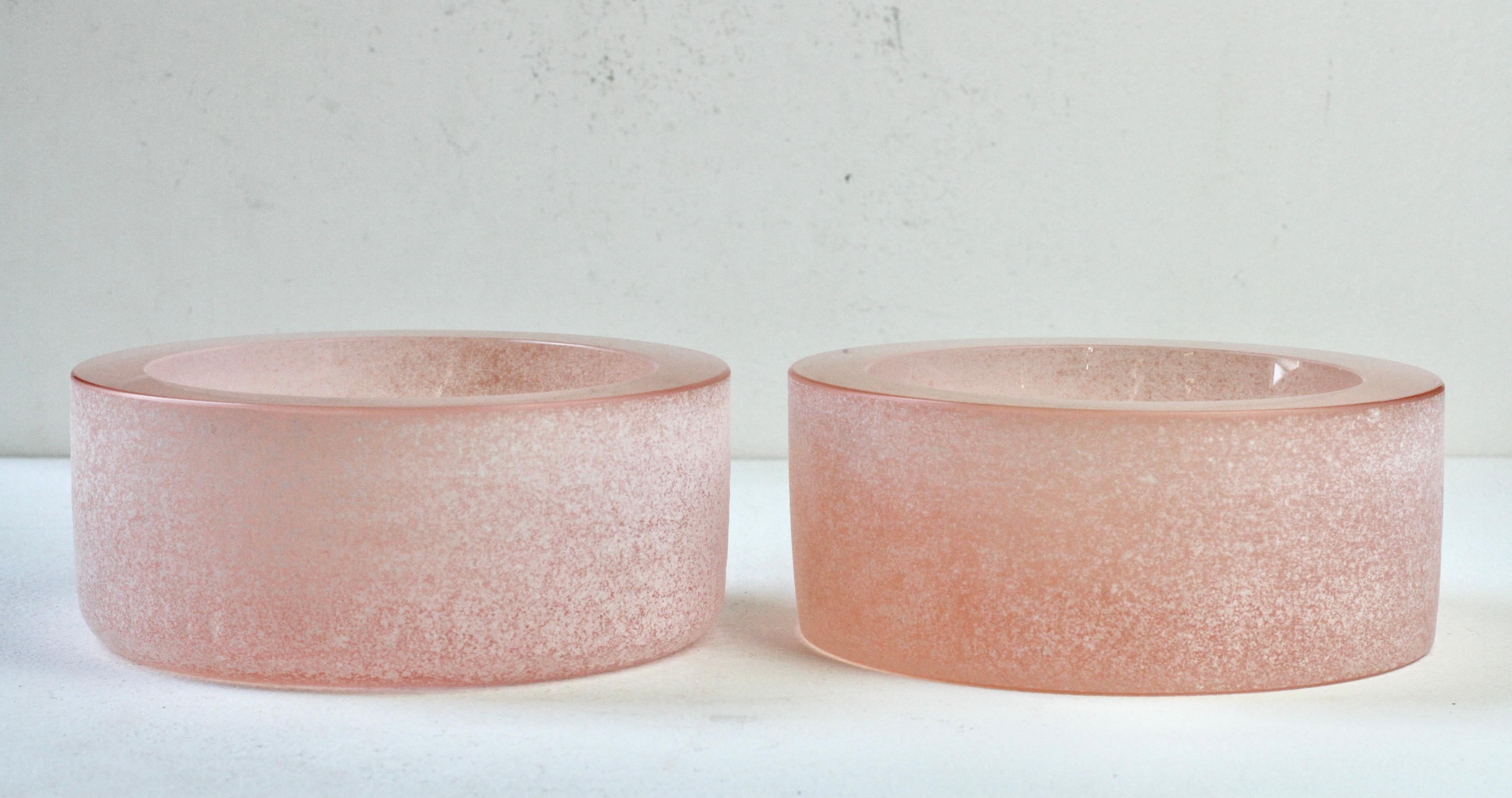 Seguso Paar dicke runde rosa 'Scavo' Murano Glasschalen oder Aschenbecher 1980er (20. Jahrhundert) im Angebot