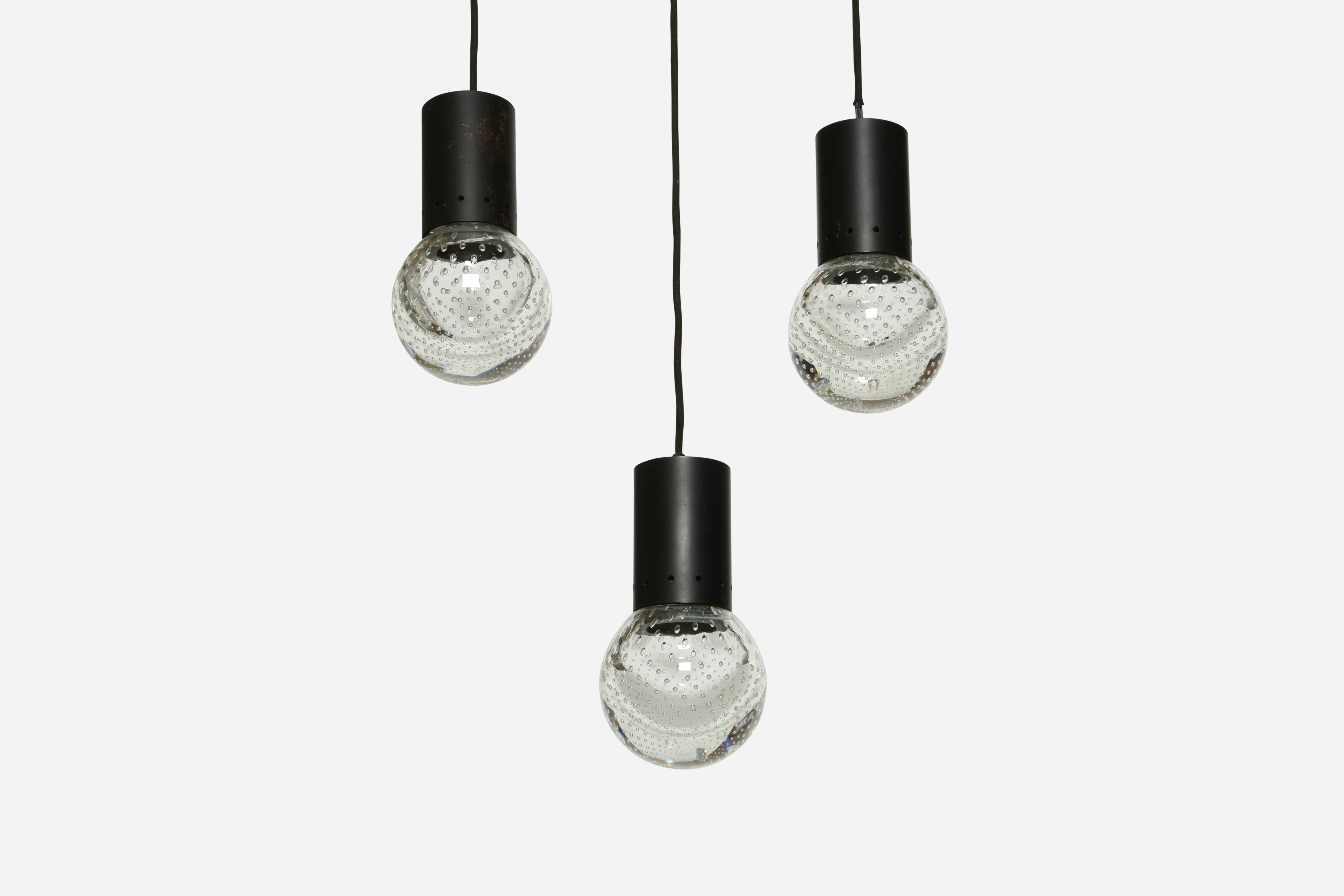Ciondolo di Gino Sarfatti per Archimede Seguso.
Progettato e fabbricato in Italia negli anni '60
Vetro bullicante Seguso e cornici in metallo smaltato.
Richiede una lampadina a candelabro.
Ricablaggio USA gratuito con targa personalizzata su