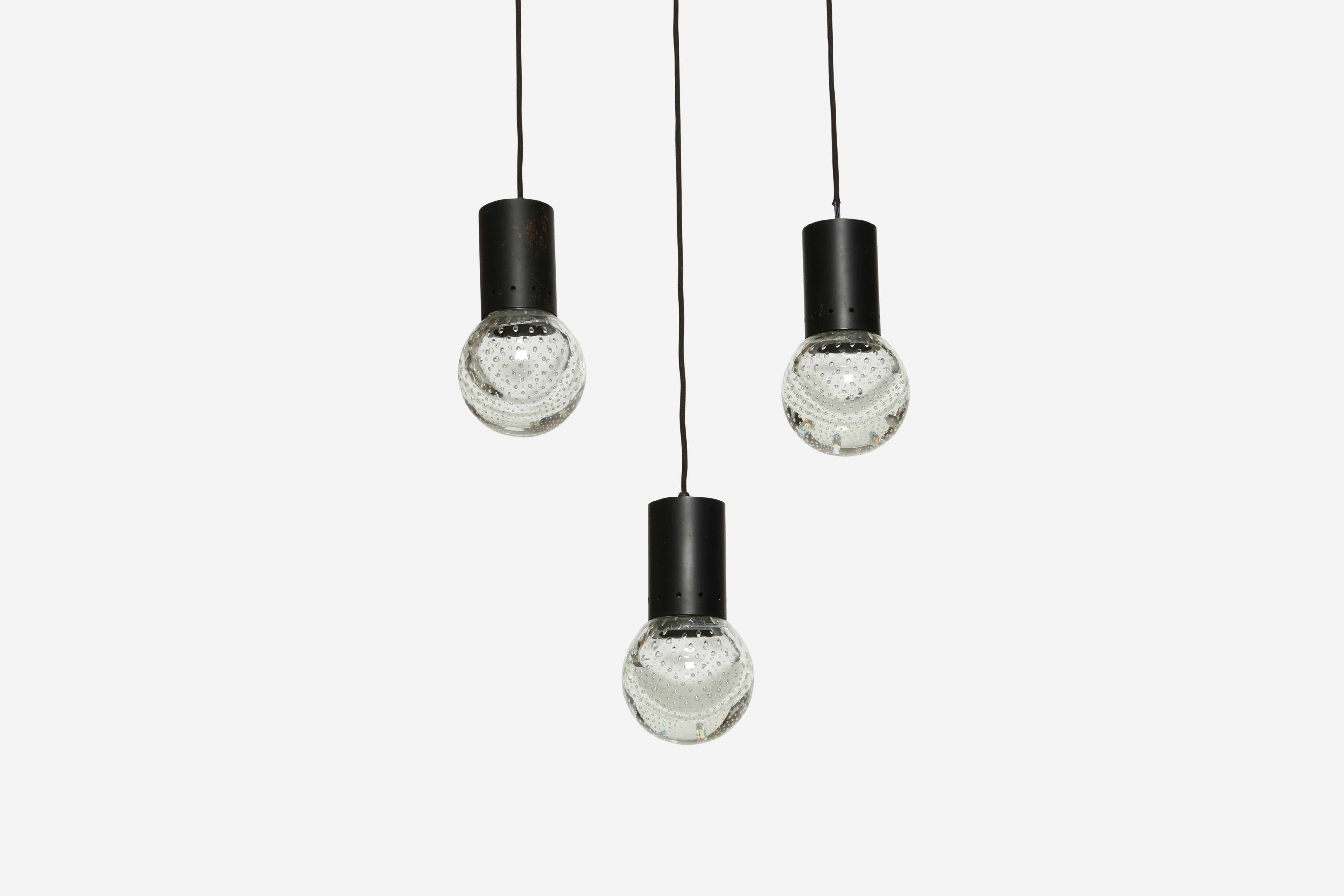 Gino Sarfatti pendants for Archimede Seguso.
Designed and manufactured in Italy in 1960s
Seguso bullicante glass and enameled metal frames.
Take one candelabra bulb each
Complimentary US rewiring with a custom plate upon request
Height