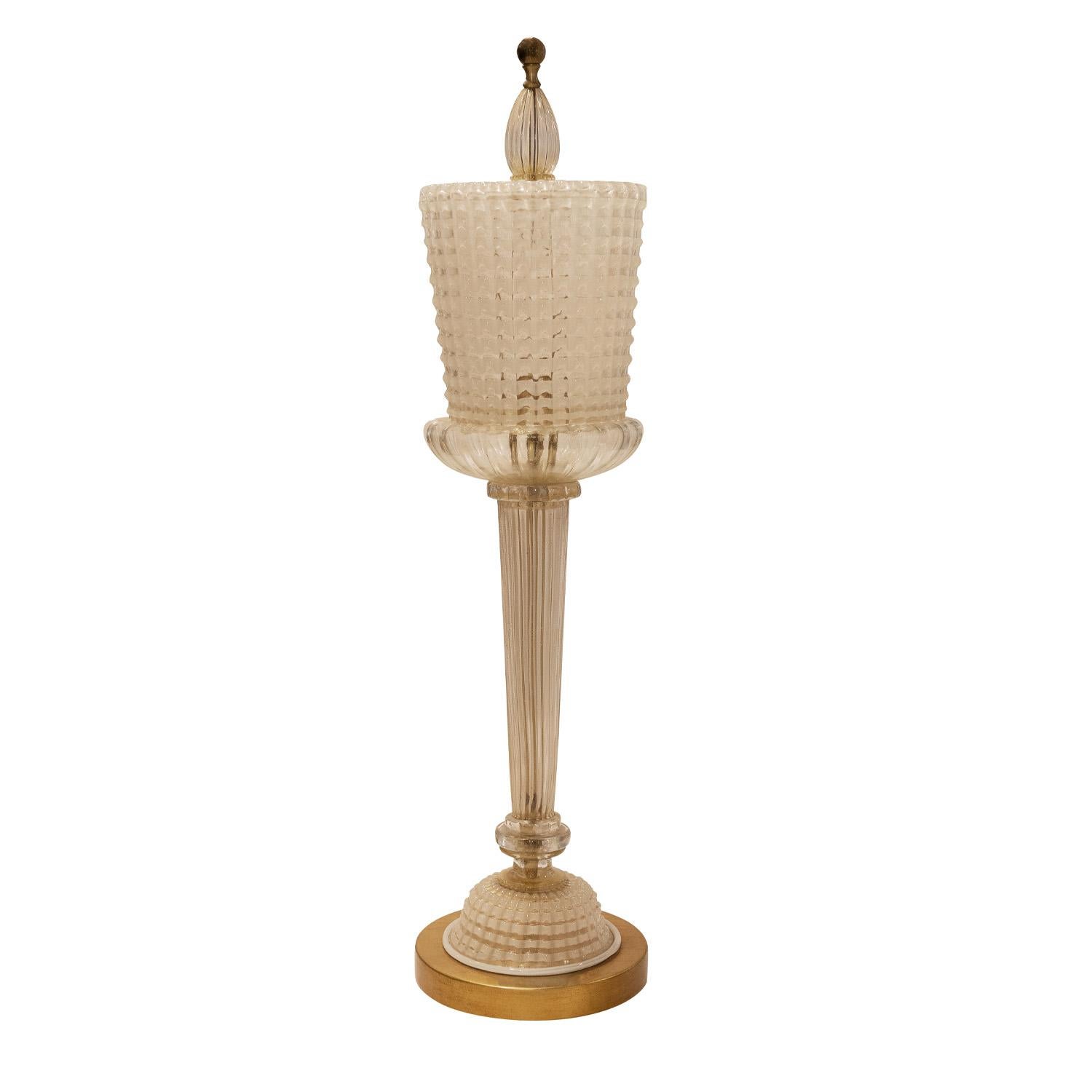 Exquisite und hervorragend ausgeführte Tischlampe aus mundgeblasenem Glas mit Goldfolie auf vergoldetem Sockel von Seguso, Murano Italien, 1950er Jahre. Die Kunstfertigkeit, mit der eine Tischlampe dieser Größe und Komplexität geblasen wird, ist