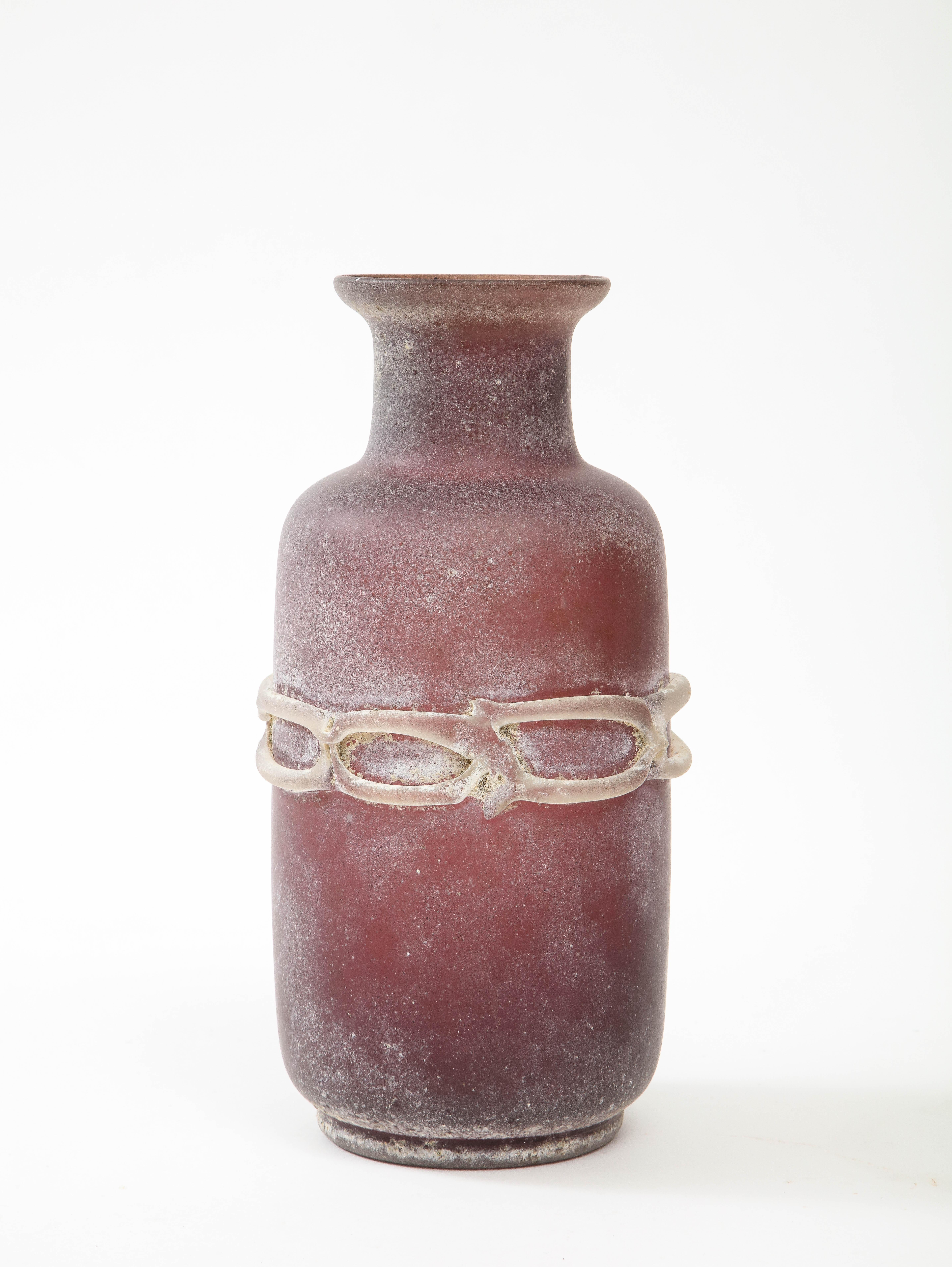 Vase aus der Mitte des Jahrhunderts aus mundgeblasenem Muranoglas in gedämpften Violett- und Traubenzuckertönen, die in der Scavo-Technik hergestellt wurde, mit einem handgearbeiteten Kettenglied.