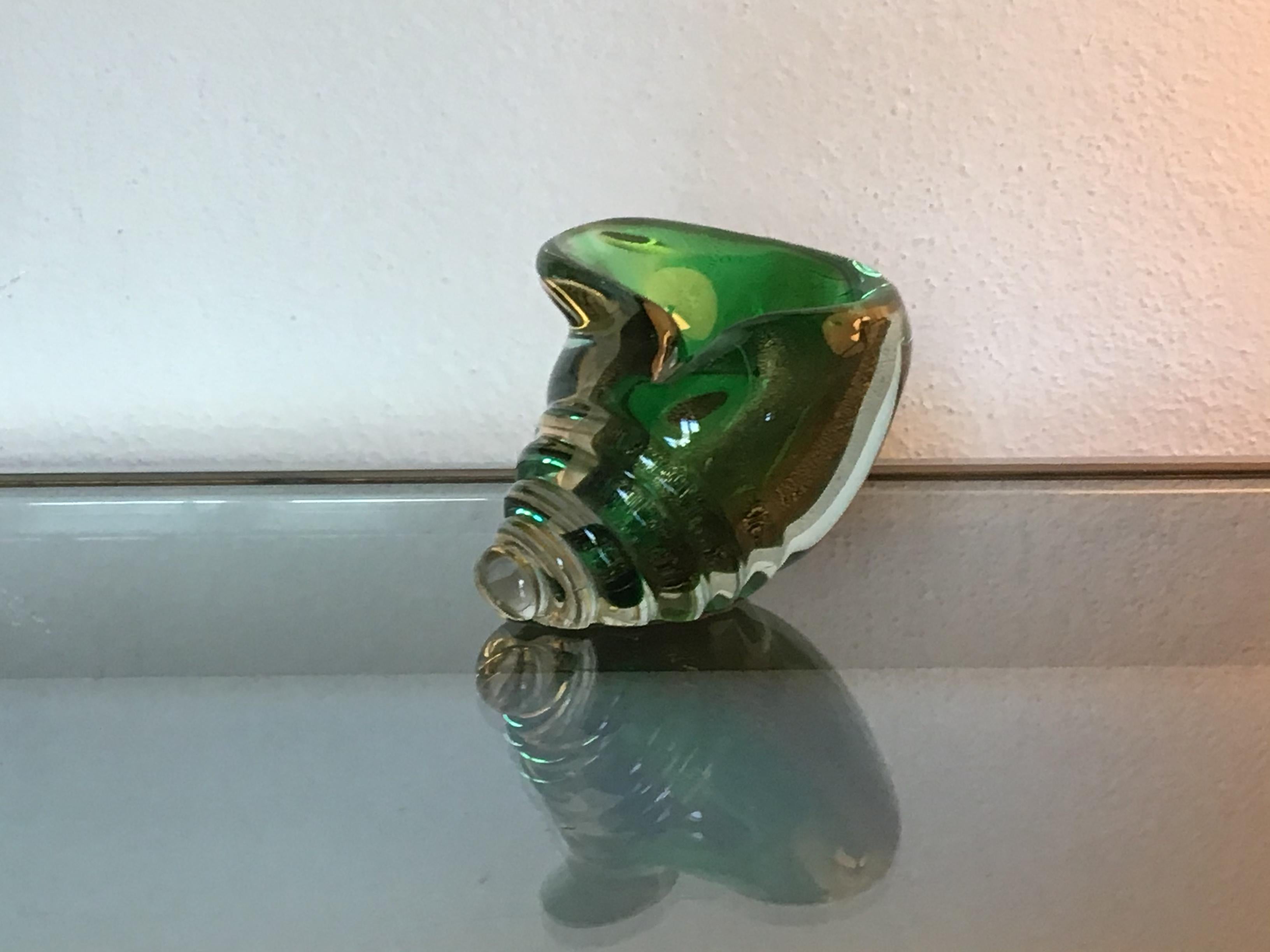 Metà XX secolo Conchiglia Seguso in vetro di Murano con inclusioni di foglie d'oro, 1950, Italia in vendita