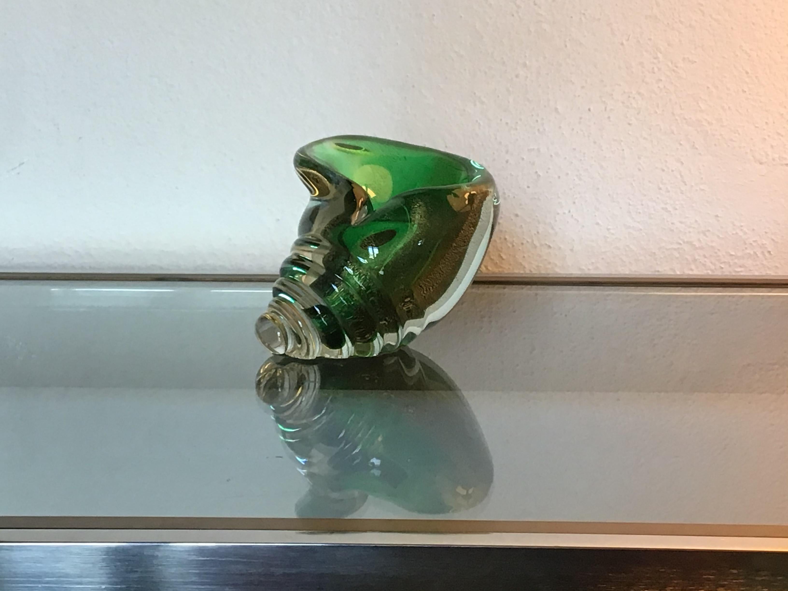 Vetro di Murano Conchiglia Seguso in vetro di Murano con inclusioni di foglie d'oro, 1950, Italia in vendita