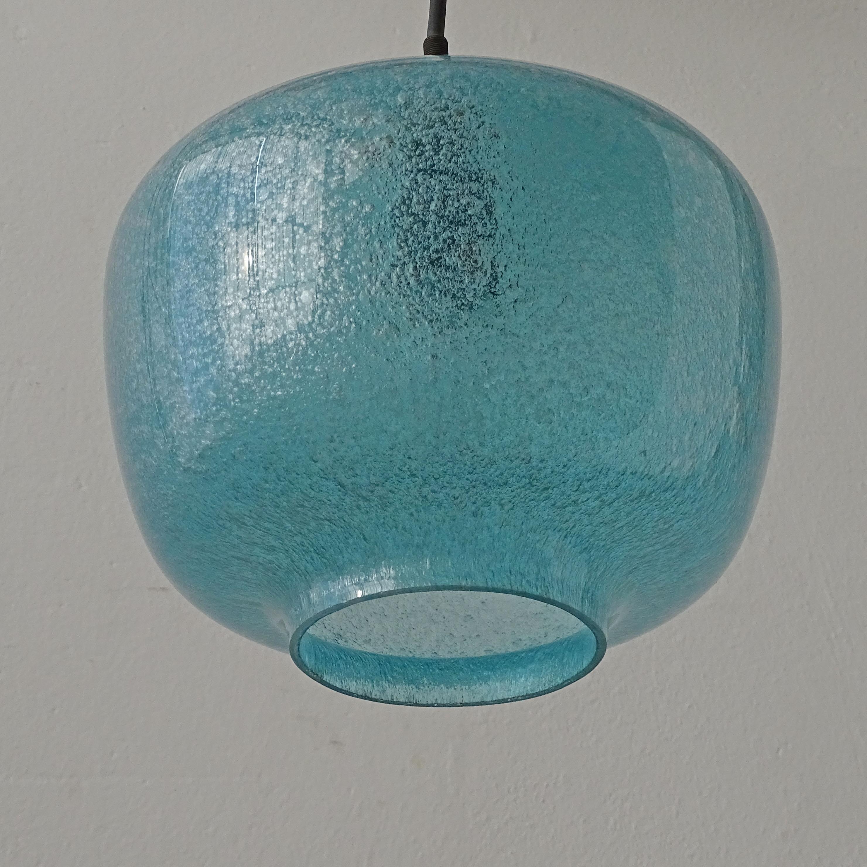 Seguso Vetri d'Arte sky blue Bollicine Murano glass pendant lamps, 
Italy 1950s
Glass shade D 24 x H 29 cm