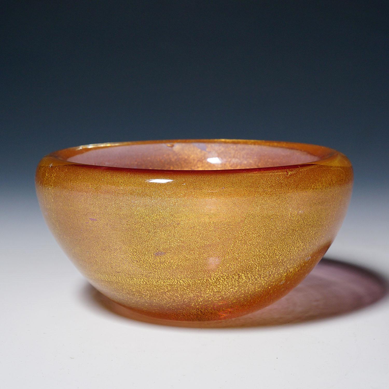 Bol Seguso Sommerso avec poudre d'or Murano ca. 1950s

Un grand bol en verre d'art vénitien de la série Polveri ou Sfumati introduite par Archimede Seguso en 1953. Verre transparent épais avec décoration intérieure en verre rose et moucheté d'or.