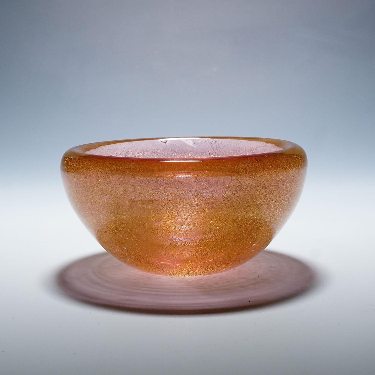 Mid-Century Modern Bol Seguso Sommerso avec poudre d'or Murano ca. 1950s en vente