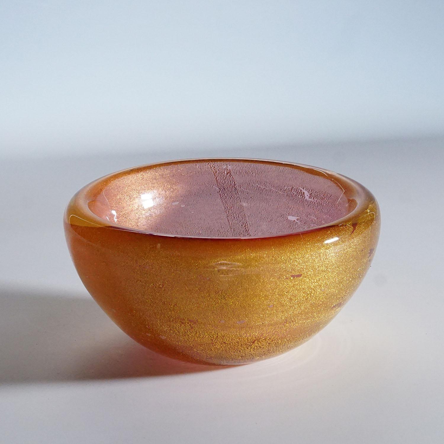 italien Bol Seguso Sommerso avec poudre d'or Murano ca. 1950s en vente