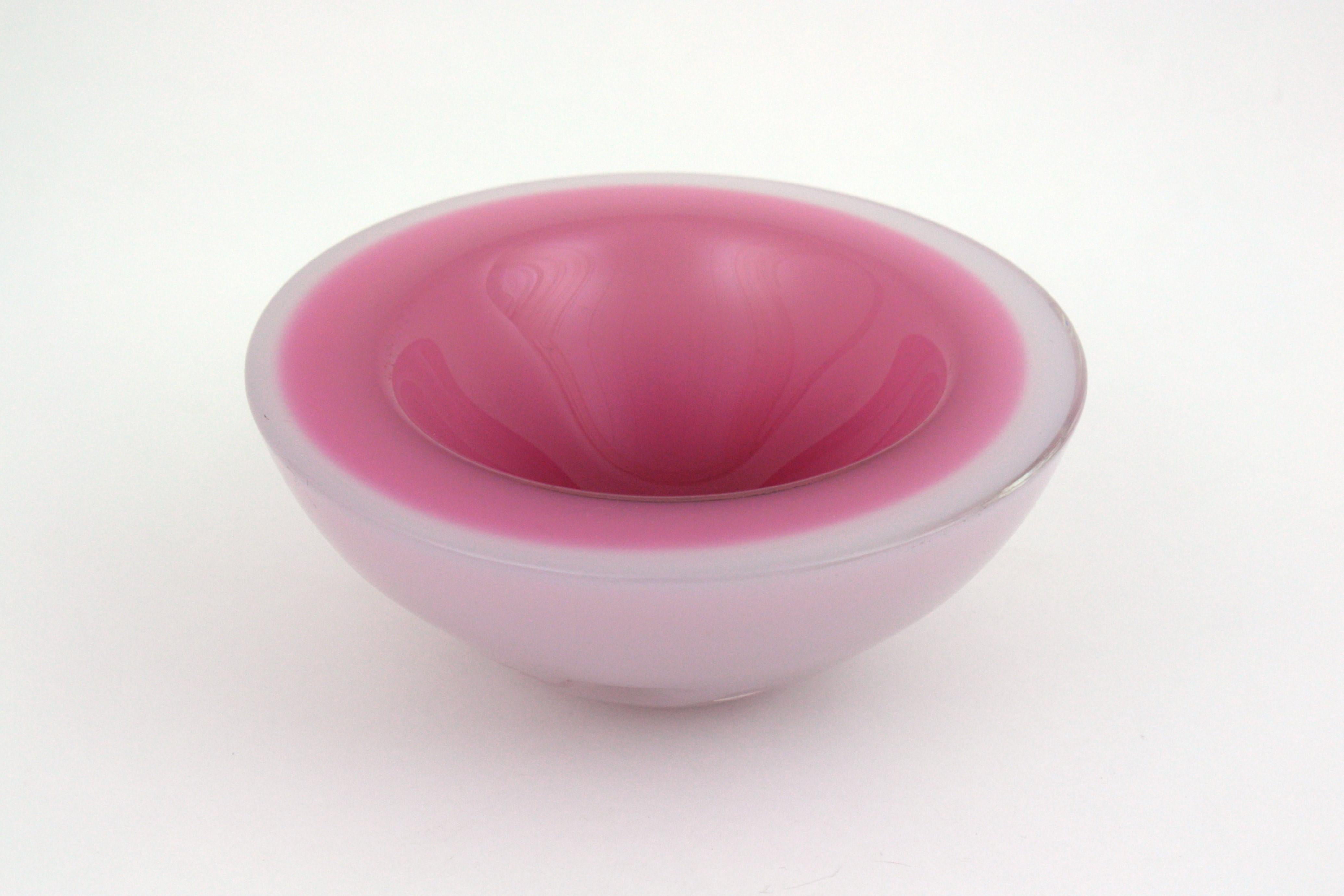 Massive coupe ronde en verre d'art soufflé à la main de Murano Sommerso rose et blanc opalescent. Attribué à Archimede Seguso. Italie, années 1950.
Verre rose sur verre blanc opalin dans le design Alabastro, encastré dans du verre clair selon la