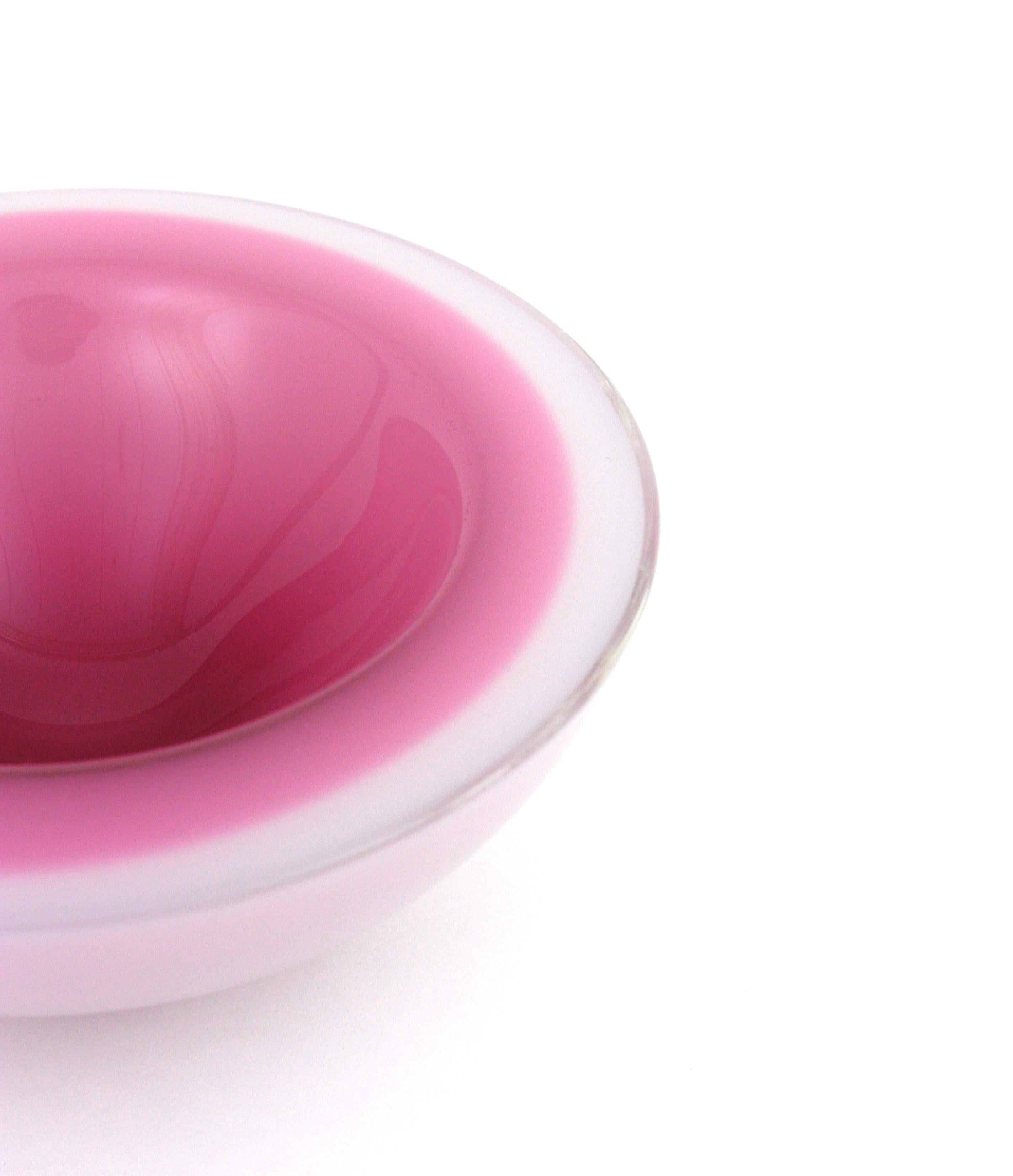 italien Seguso Sommerso Murano Rose & Blanc Alabastro Art Glass Geode Bowl, 1950 en vente