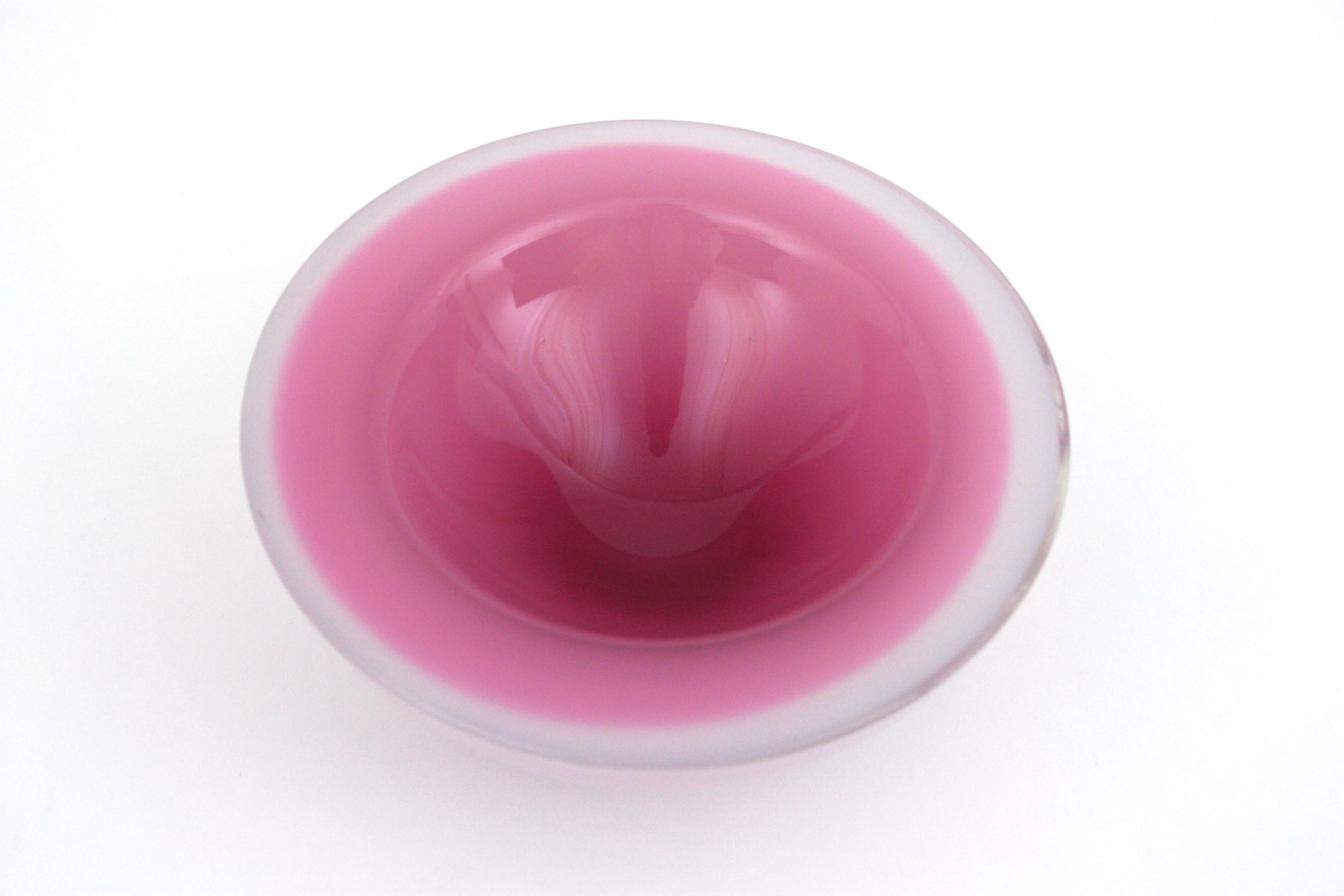 Seguso Sommerso Murano Rose & Blanc Alabastro Art Glass Geode Bowl, 1950 Excellent état - En vente à Barcelona, ES