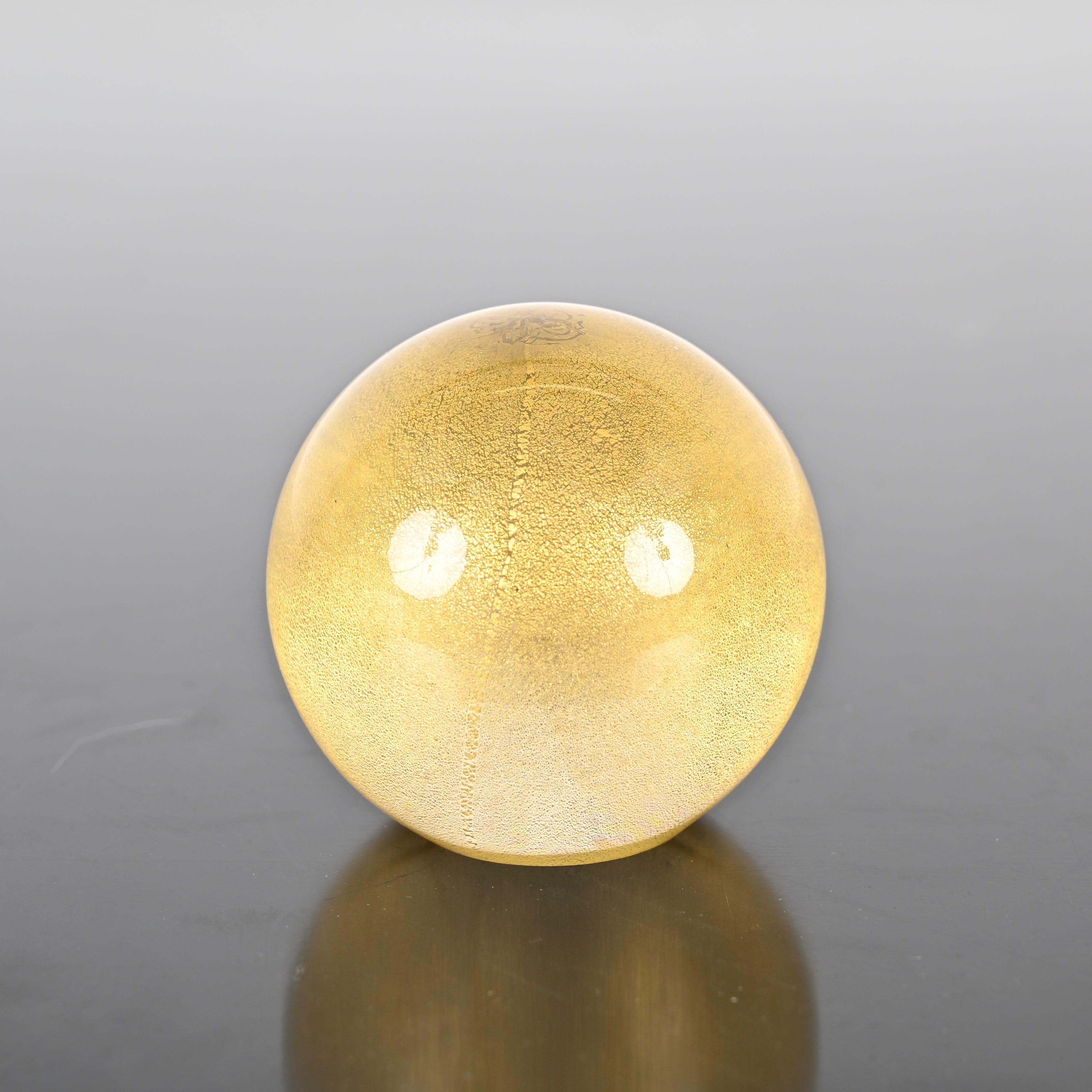 Seguso Spherical Paperweight in Murano Glass with Gold Dust, Italy 1950s For Sale 4