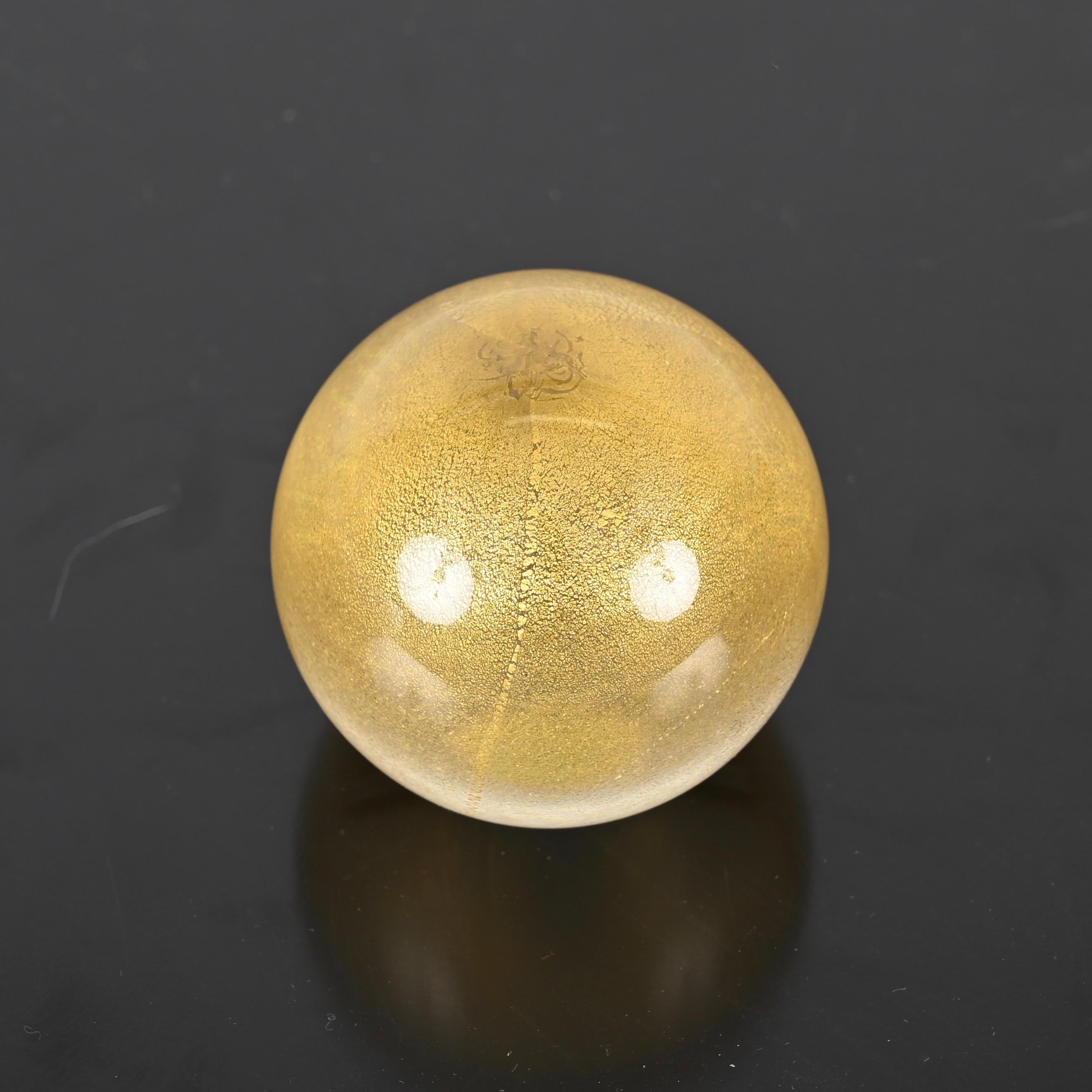 Mid-Century Modern Seguso Spherical Paperweight in Murano Glass with Gold Dust, Italy 1950s For Sale