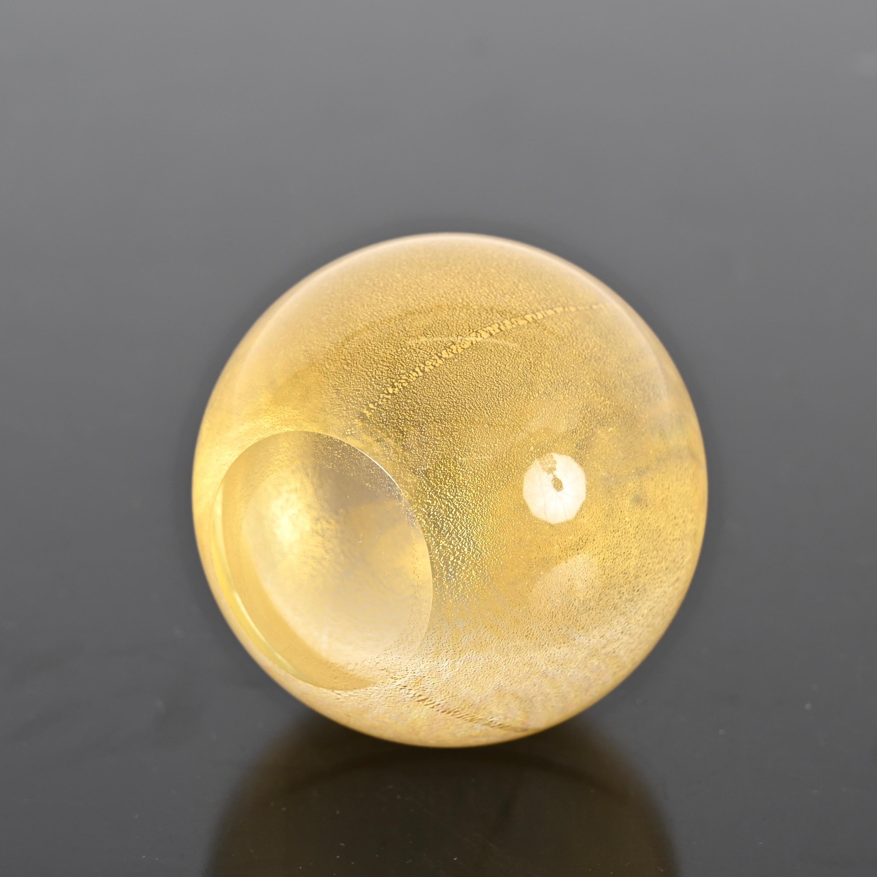 Seguso Spherical Paperweight in Murano Glass with Gold Dust, Italy 1950s In Good Condition For Sale In Roma, IT