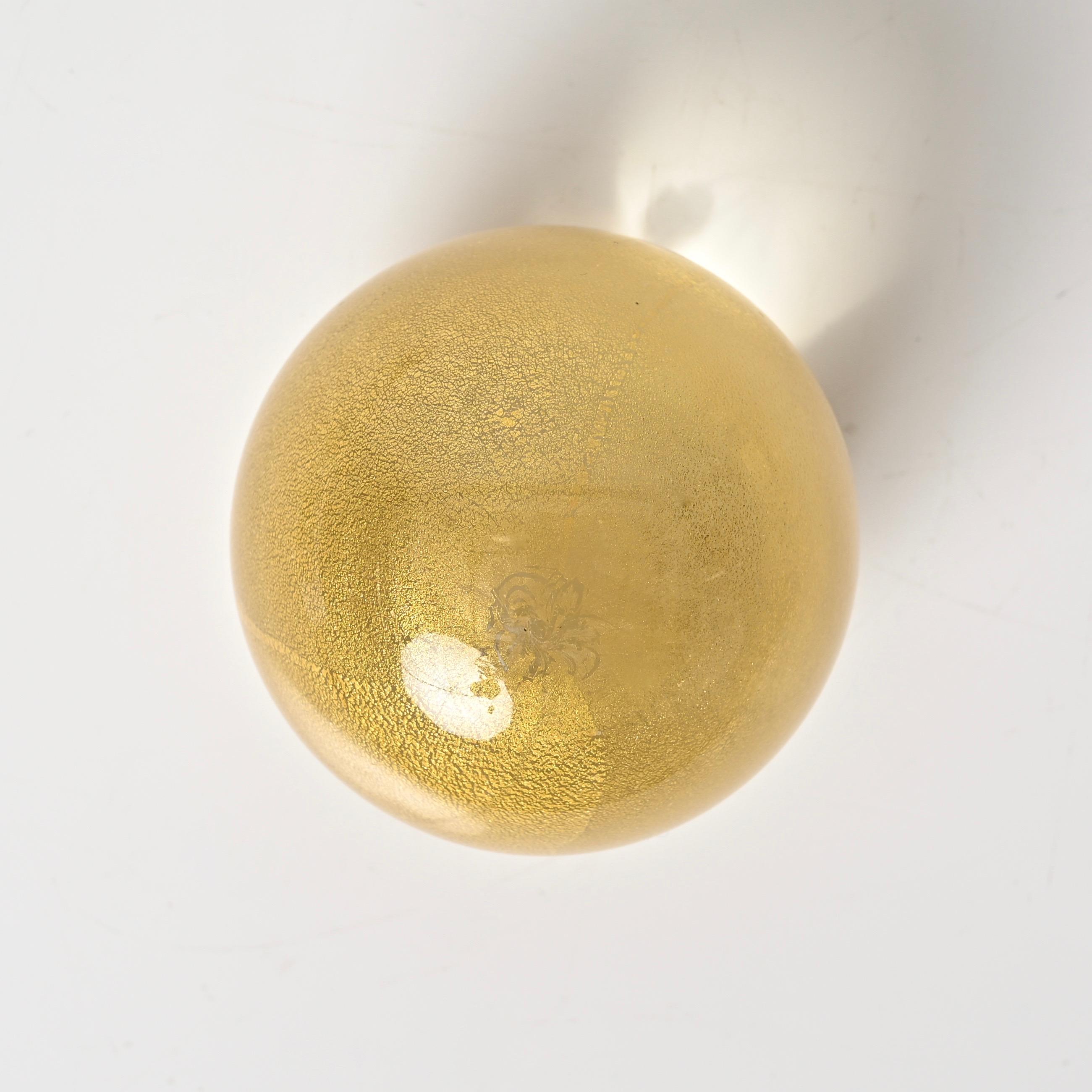 Presse-papier sphérique Seguso en verre de Murano avec poussière d'or, Italie, années 1950 en vente 1