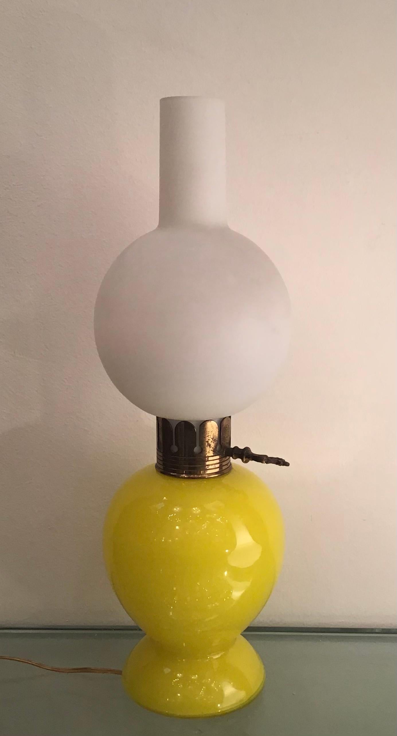 Autre Lampe de bureau Seguso en laiton, verre opalin et verre, 1955, Italie en vente
