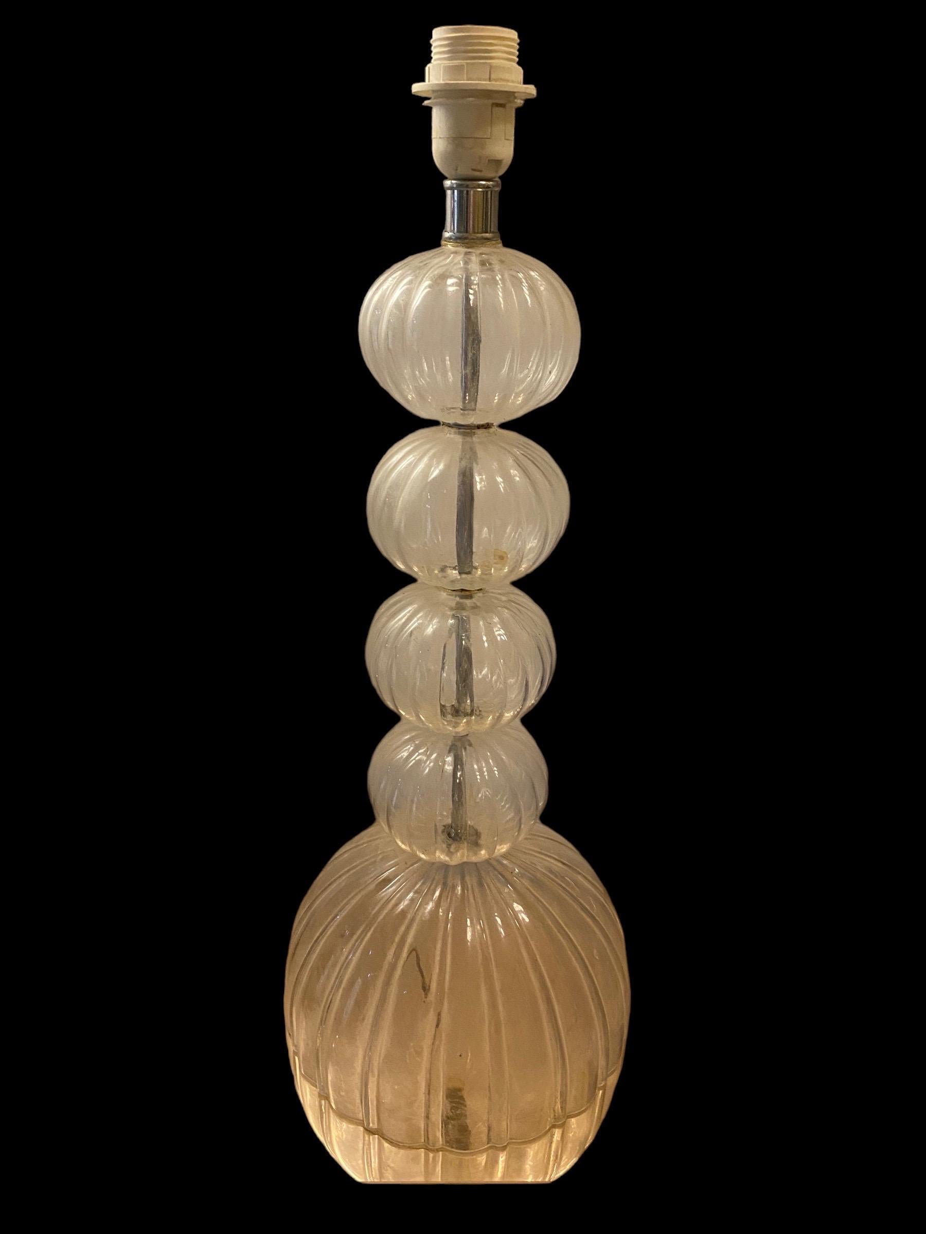Superb wall lamp by Seguso , high quality glass execution and a very beautiful design. 

Buying a Seguso Murano table lamp can be a worthwhile investment for several reasons:

Artistic Beauty: Seguso Murano lamps are handcrafted by skilled artisans