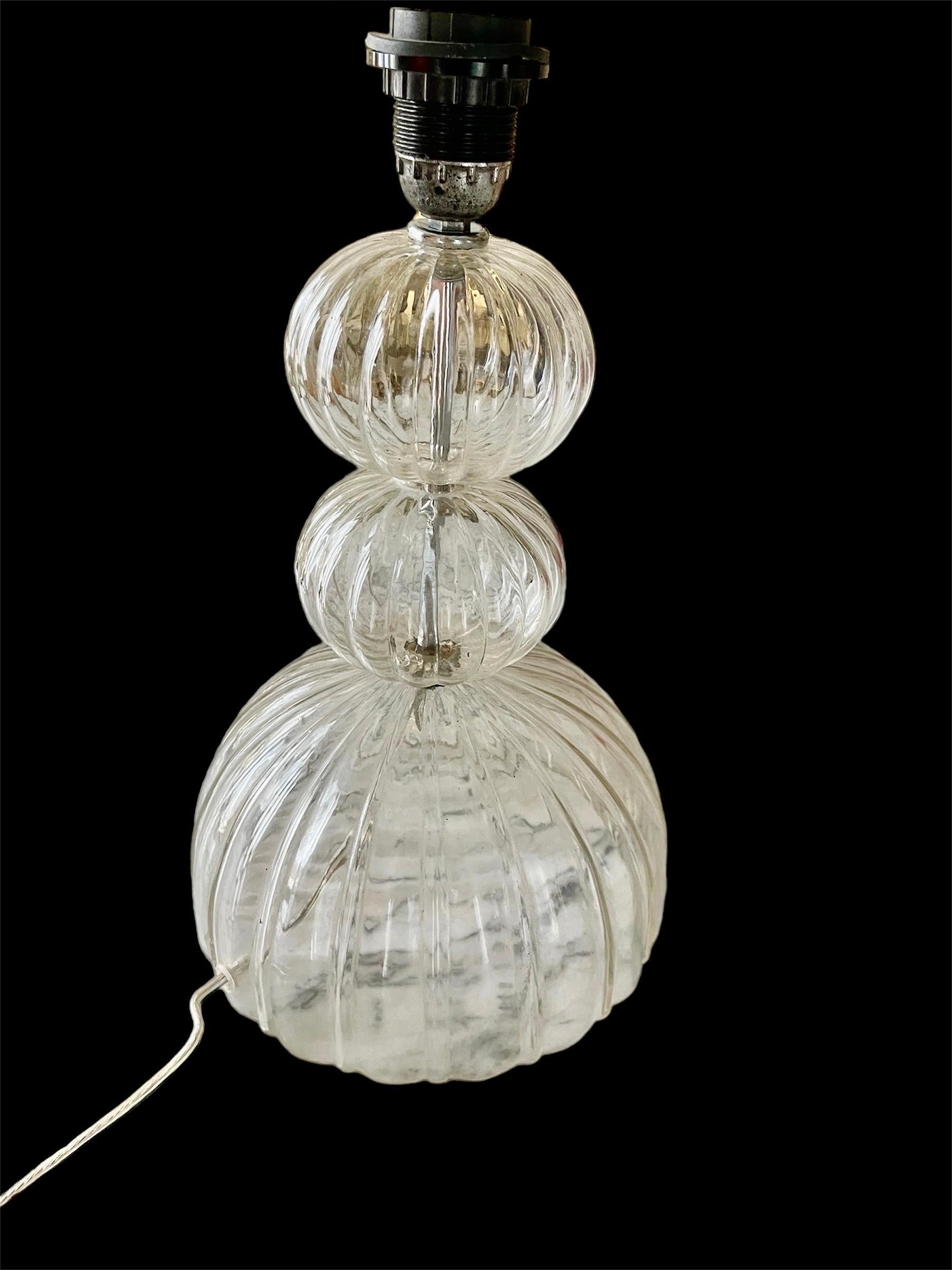 Magnífica lámpara de pared de Seguso , ejecución en vidrio de alta calidad y un diseño muy bello. 

Comprar una lámpara de mesa Seguso Murano puede ser una inversión rentable por varias razones:

Belleza artística: Las lámparas Seguso Murano están