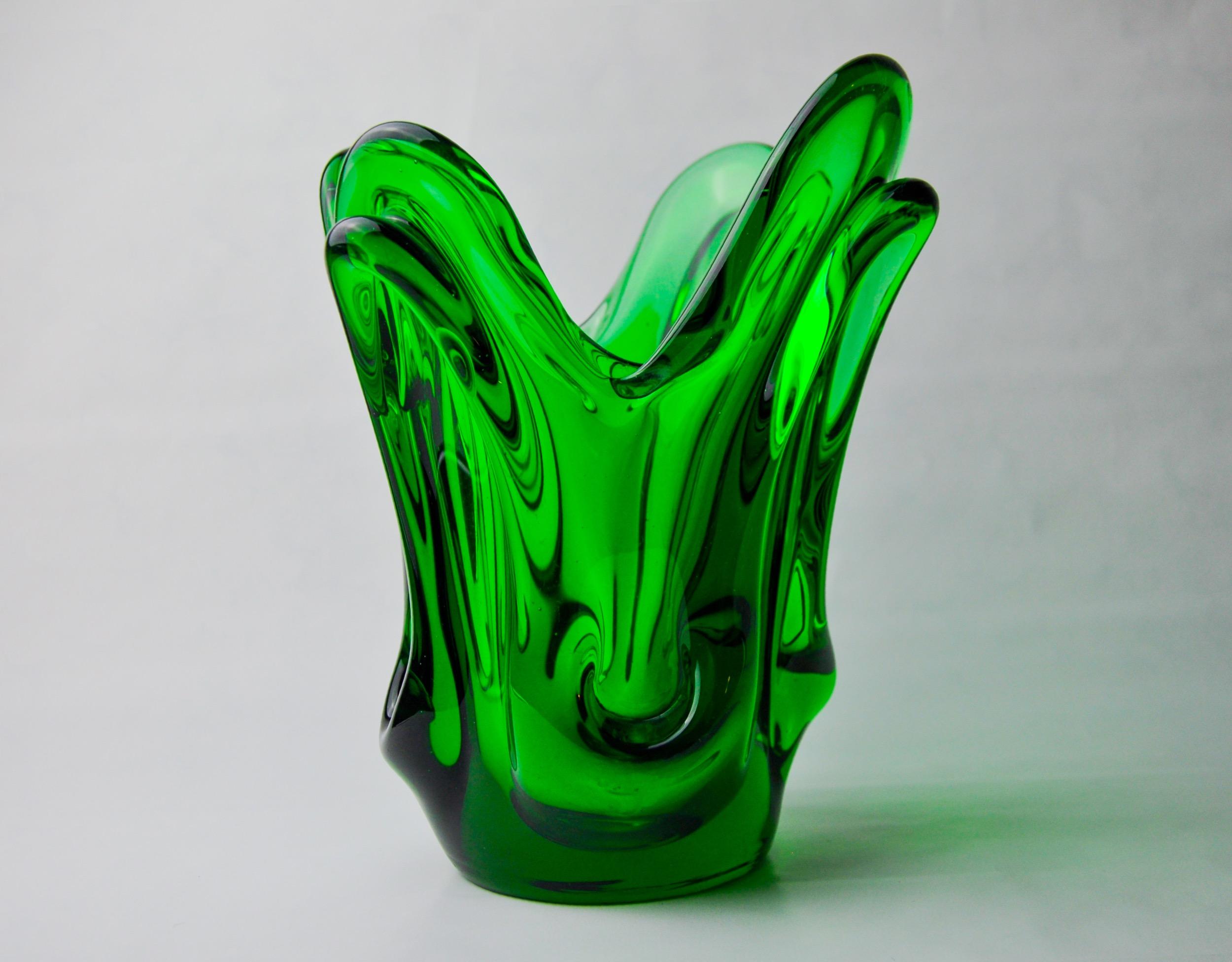 Magnífico jarrón diseñado y fabricado por seguso en italia en la década de 1970. Jarrón de cristal de murano verde con detalles dibujados y borde estriado según la técnica del sommerso. Hecho a mano por maestros vidrieros venecianos. Objeto