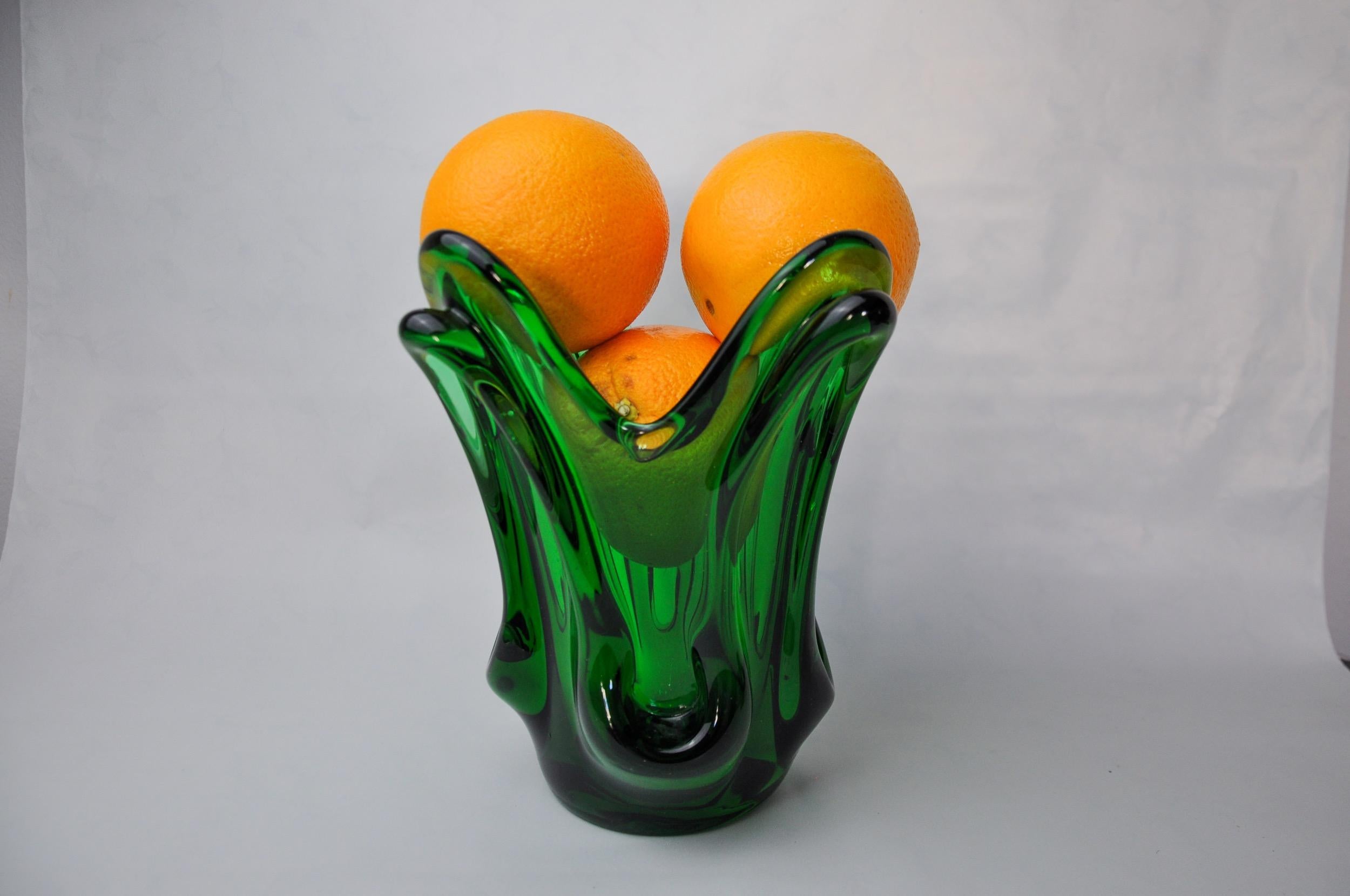 Hollywood Regency Seguso vase in green murano glass, Italy, 1960 For Sale