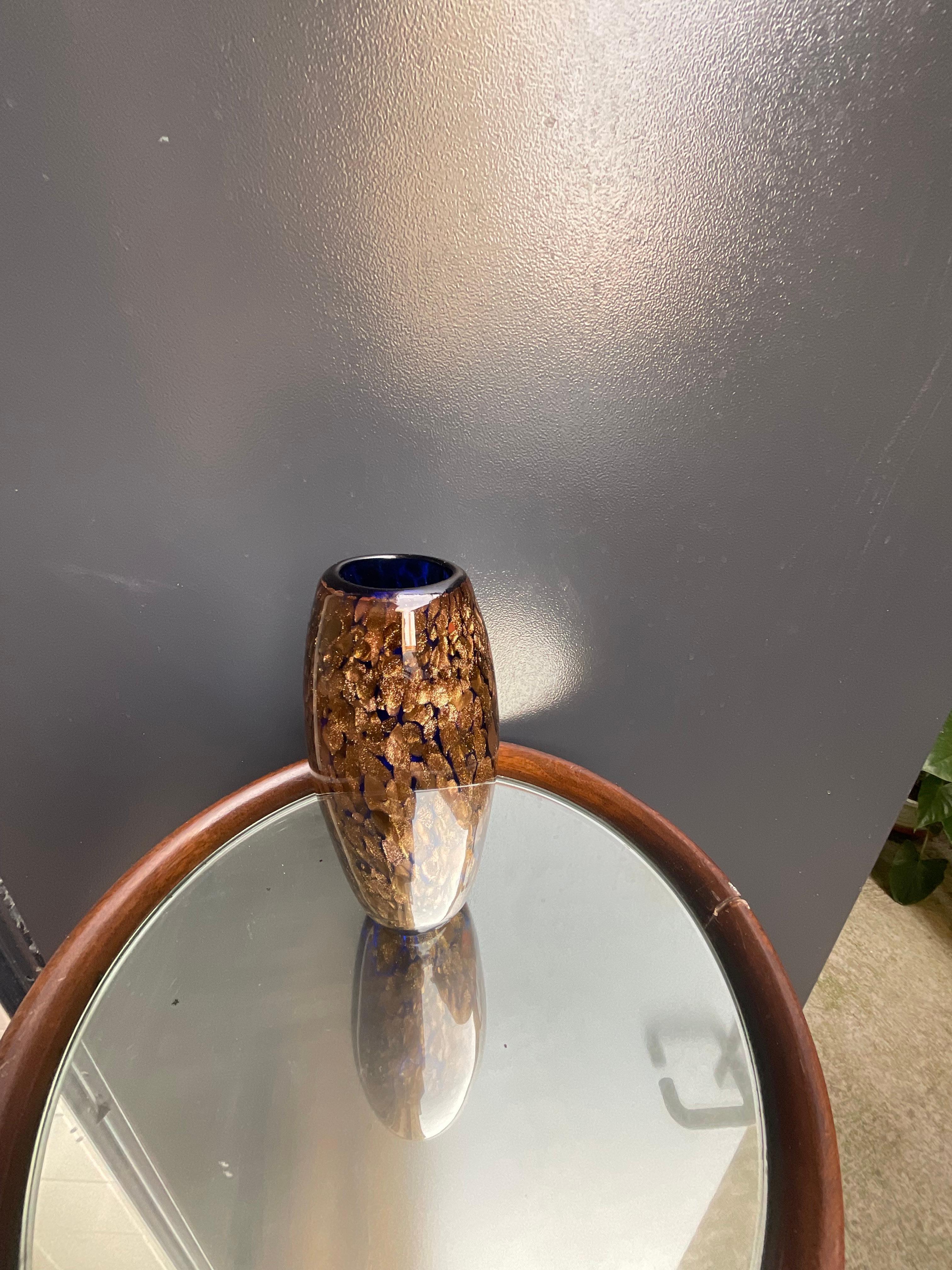 Magnifique forme de ce vase Murano bleu cobalt avec aventurine cuivrée.
Vase de collection réalisé par la verrerie de Murano Seguso dans les années 1960.