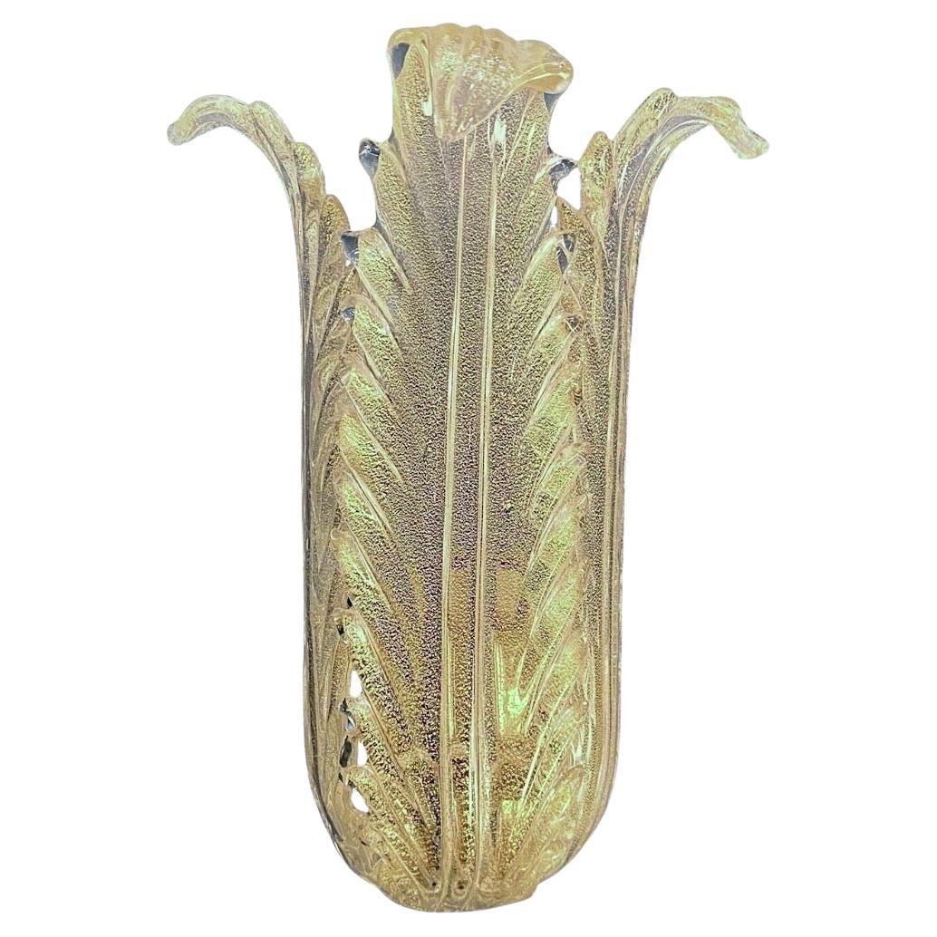 
Ein atemberaubendes Paar dokumentierter Seguso Vetri D'Arte Wandleuchter, mundgeblasen in Venedig in den 1950er Jahren. Diese exquisiten Stücke sind aus klarem Murano-Glas gefertigt, das mit goldenem Aventurin durchsetzt ist und ein faszinierendes