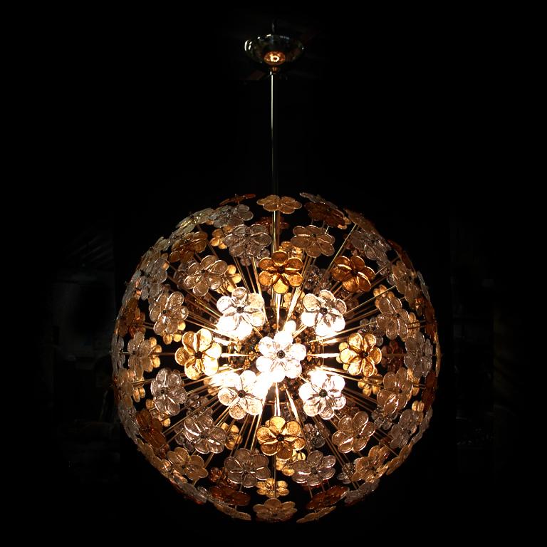 Large spherical chandelier from Seguso Vetri d' Arte with flower in gold and warm color tone, gold metal structure, and 8 bulbs.
This is a showroom sample and the price has been reduced from its original of 35.000.
