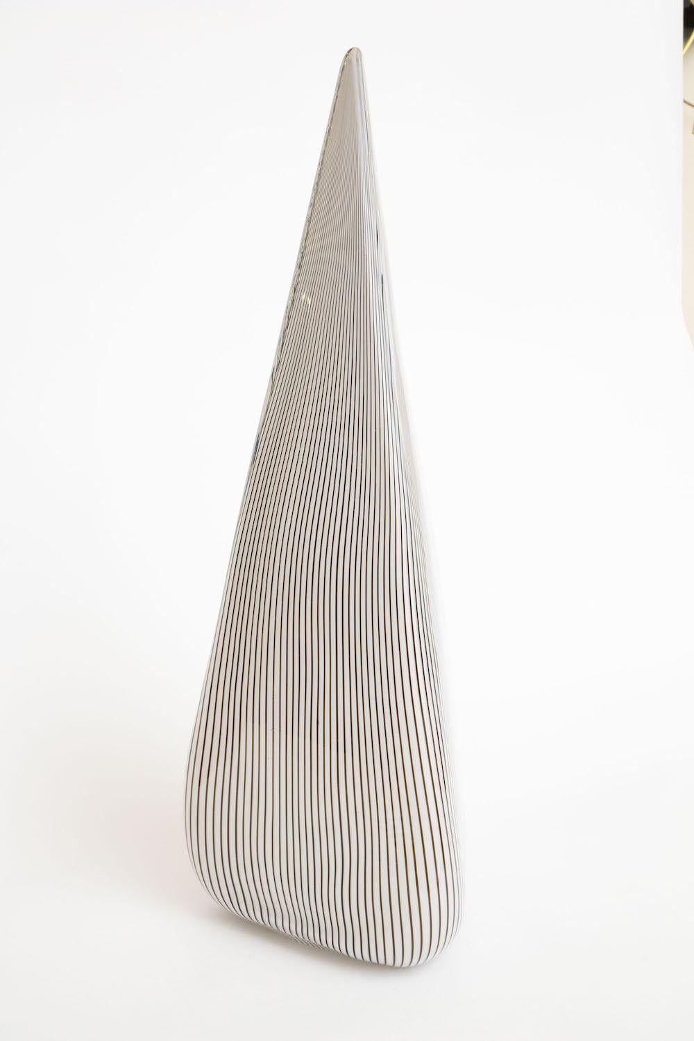 Seguso Vetri d'Arte Murano-Skulptur-Skulptur-Dreieck-Lampe aus schwarzem und weißem Muranoglas, Vintage (Italienisch) im Angebot