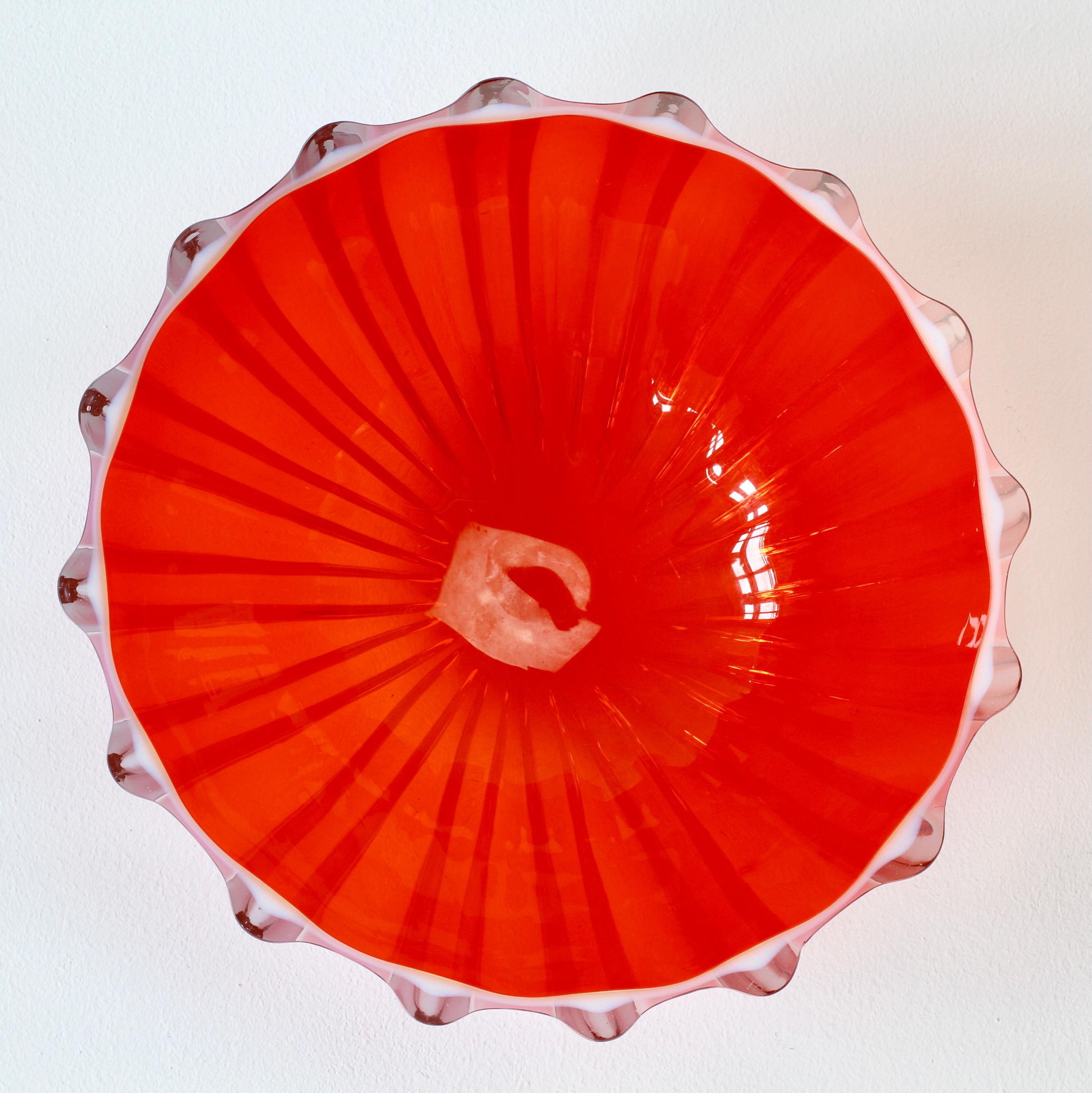 Seguso Vetri d'Arte Grand bol à fruits en verre de Murano rouge, rose et opalin circa 1980 en vente 5