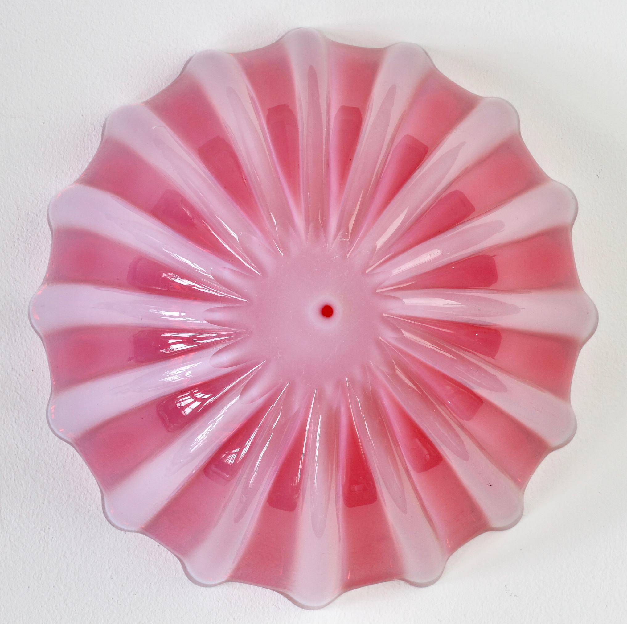 Seguso Vetri d'Arte Large Red, Pink Opaline Murano Glass Fruit Bowl circa 1980s For Sale 3