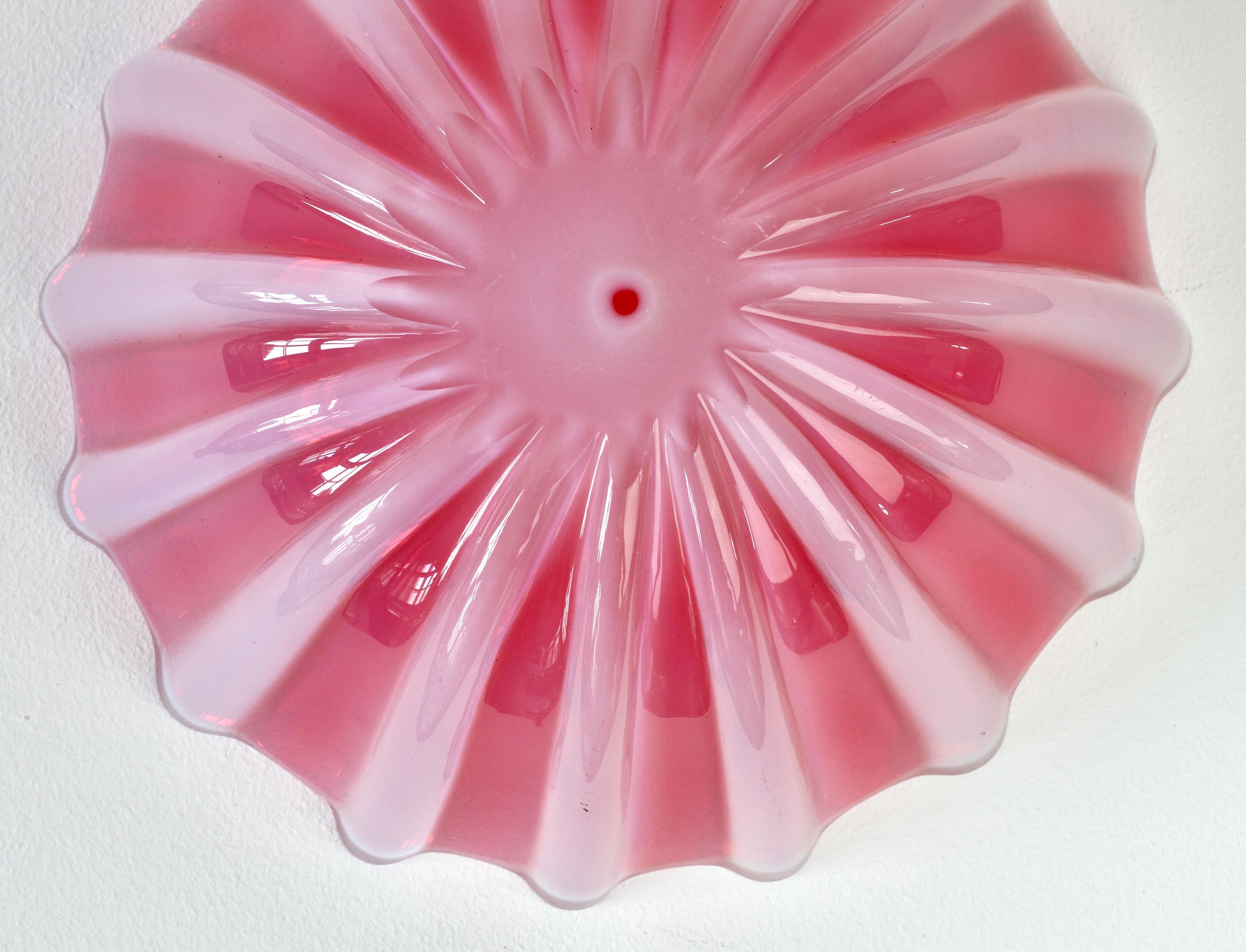 Seguso Vetri d'Arte Large Red, Pink Opaline Murano Glass Fruit Bowl circa 1980s For Sale 4