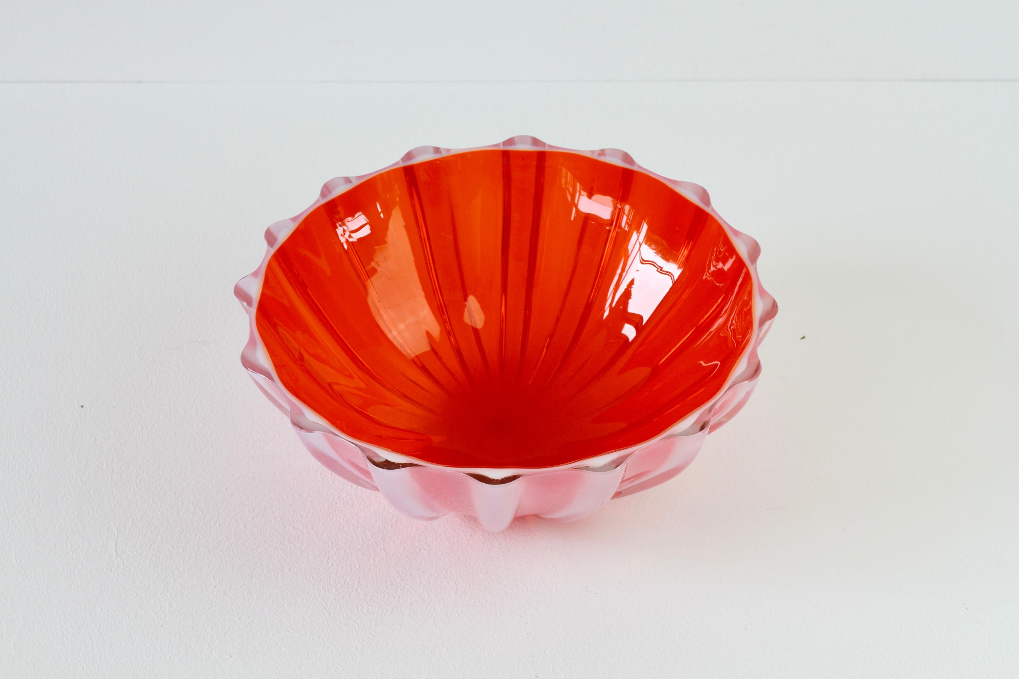 Seguso Vetri d'Arte large vintage murano glass fruit bowl. This is a magical piece of murano glass - measuring a large 28.5cms / 11 inches in diameter and displaying some exquisite Italian glass techniques. Captured in an electrifying sapphire red