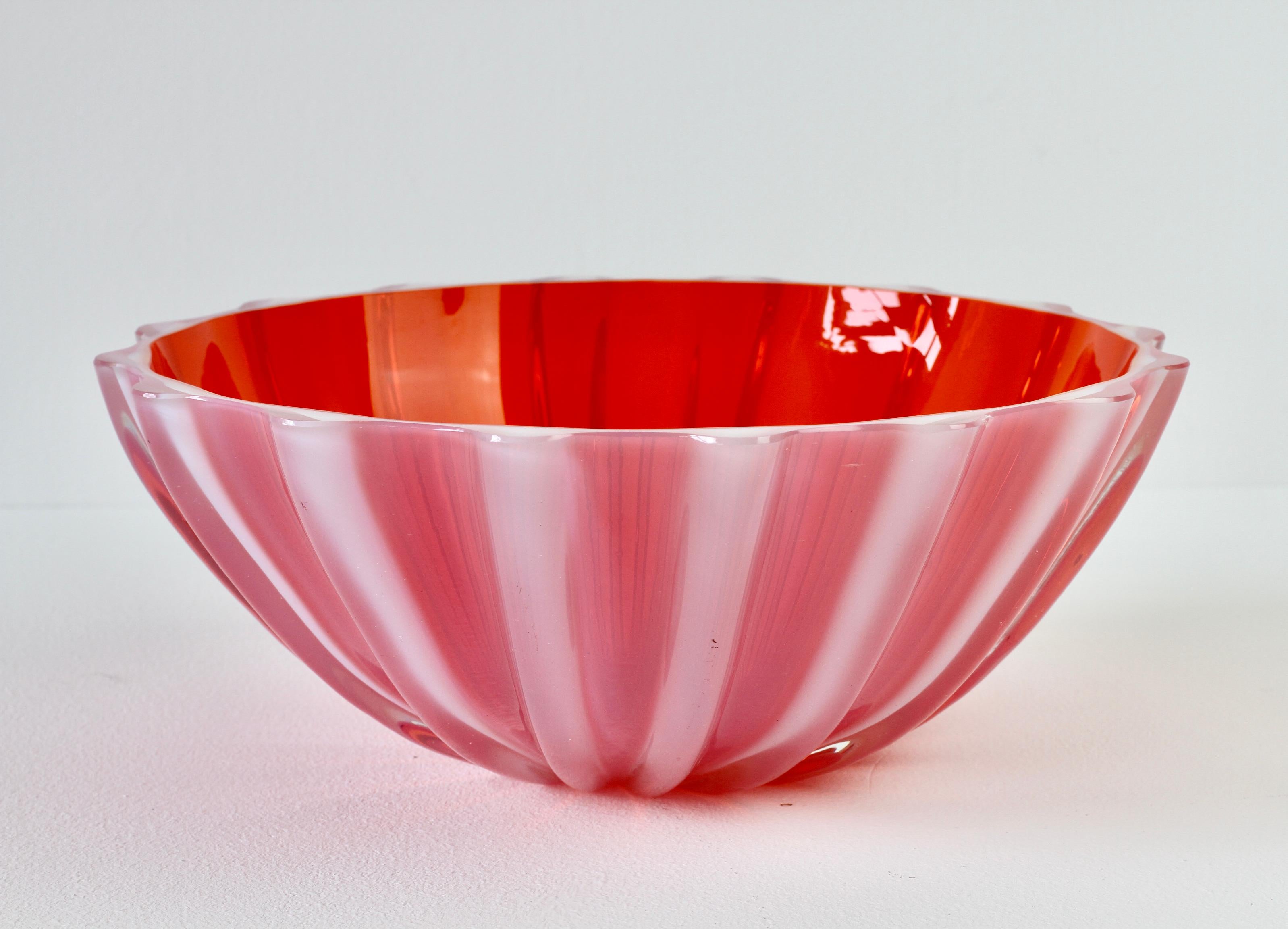 Fin du 20e siècle Seguso Vetri d'Arte Grand bol à fruits en verre de Murano rouge, rose et opalin circa 1980 en vente