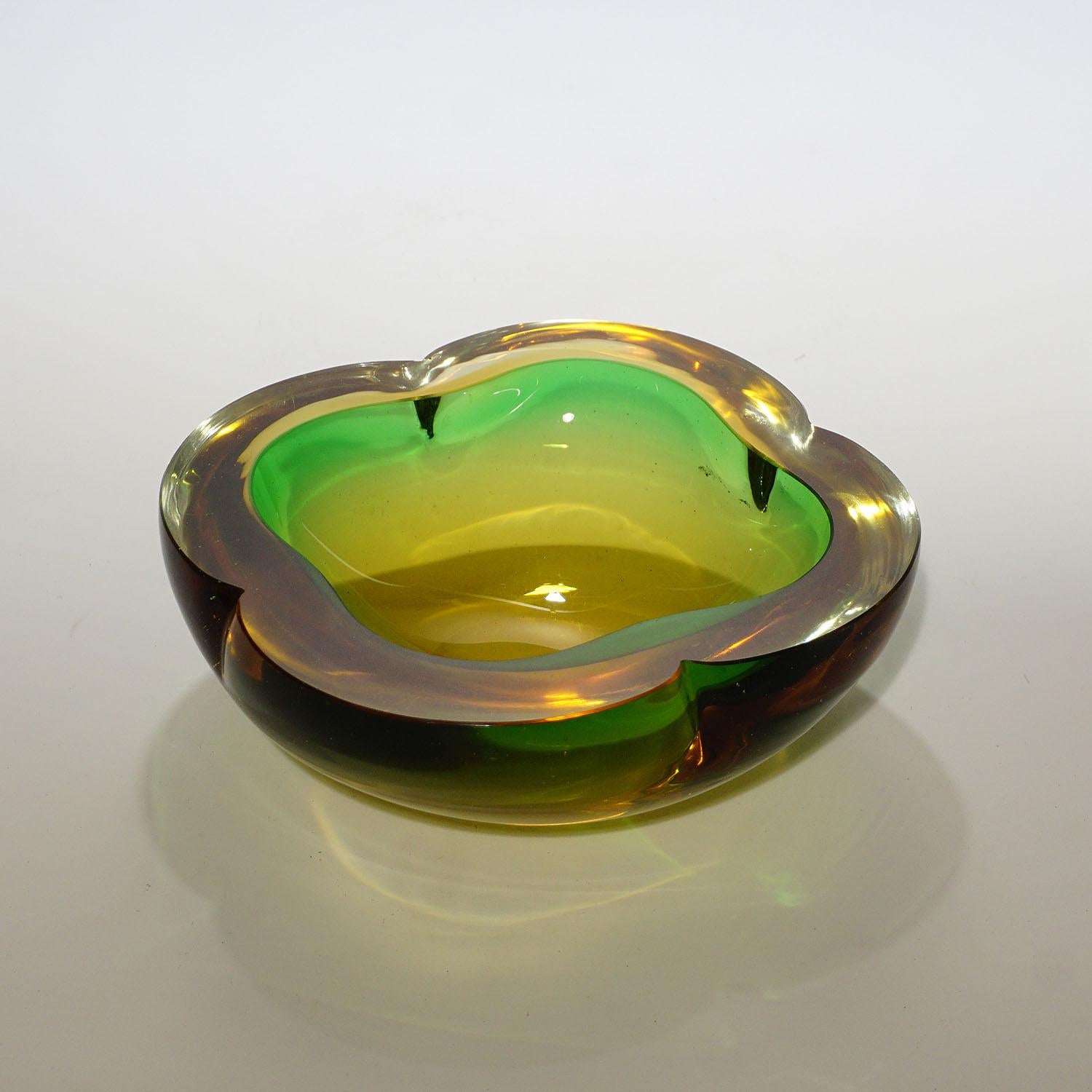 Mid-Century Modern Seguso Vetri d'Arte 'attr.' Murano Sommerso Glass Bowl 1960s For Sale
