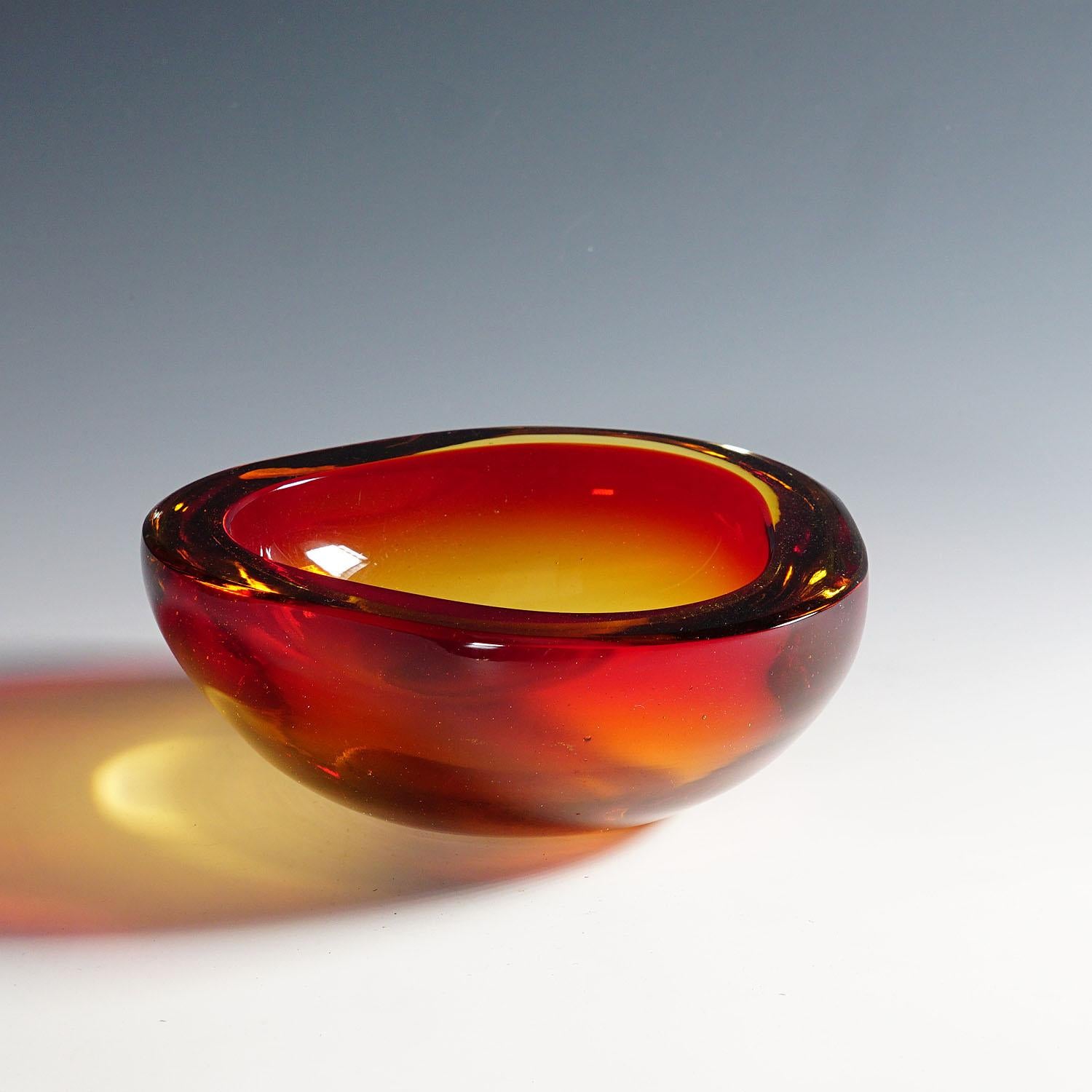 Mid-Century Modern Seguso Vetri d'Arte 'Attr.' Murano Sommerso Glass Bowl 1960s