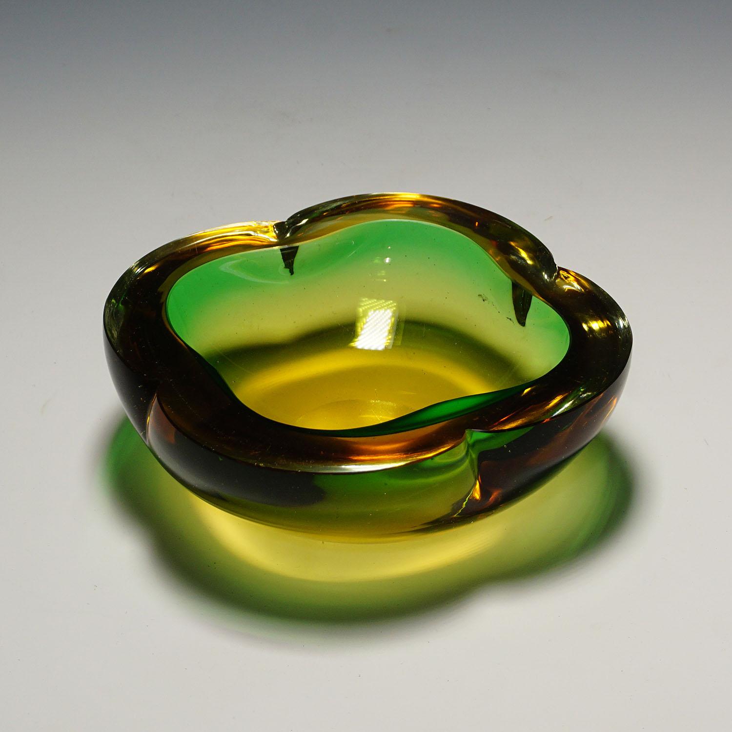 Italian Seguso Vetri d'Arte 'attr.' Murano Sommerso Glass Bowl 1960s For Sale