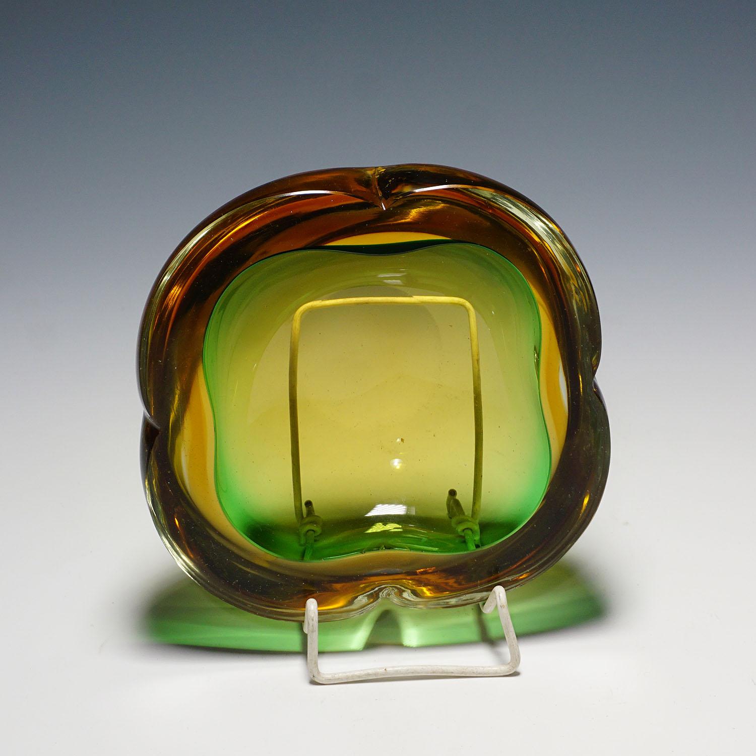 Seguso Vetri d'Arte 'attr.' Murano Sommerso Glass Bowl 1960s In Good Condition For Sale In Berghuelen, DE