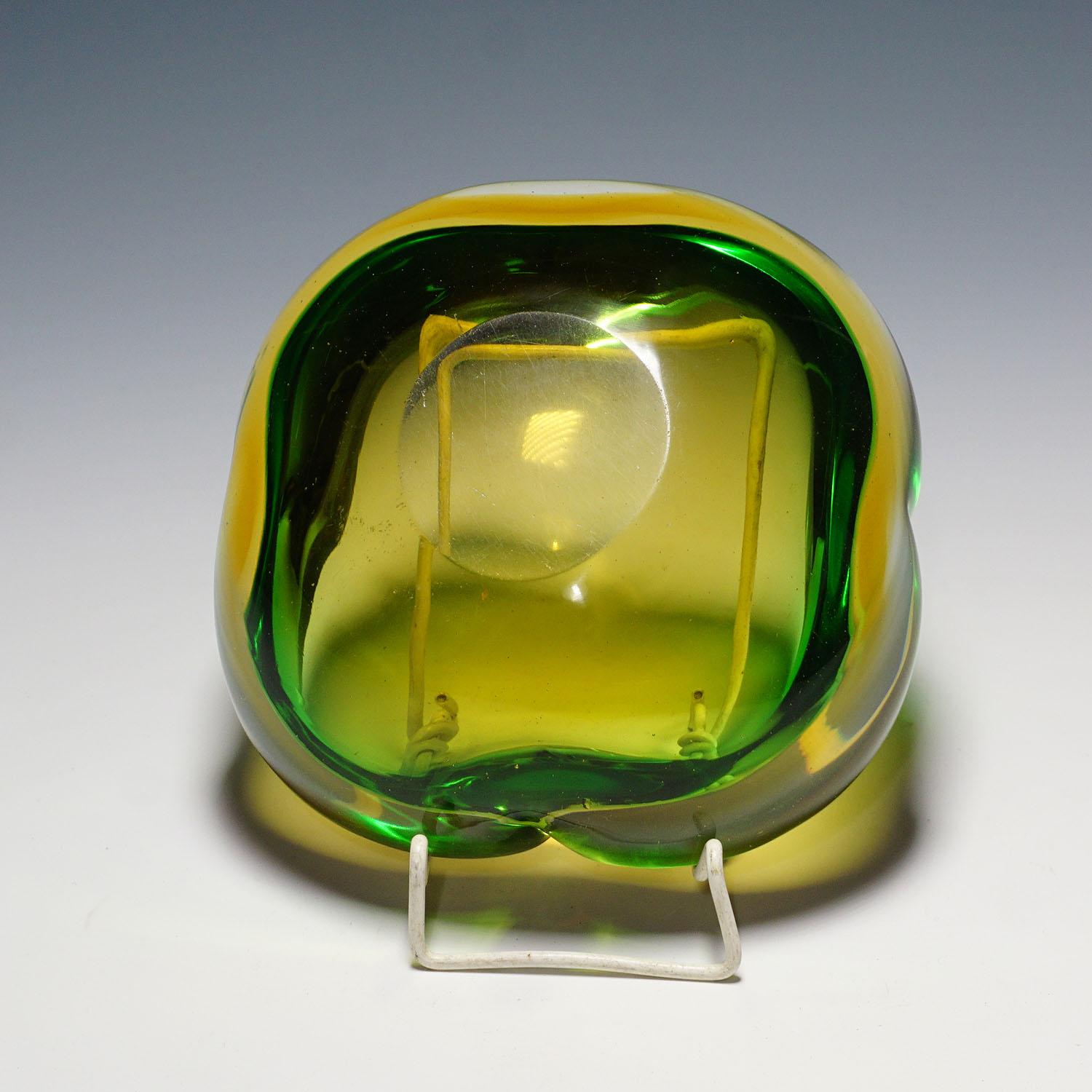 20ième siècle Seguso Vetri d'Arte 'attr.' Murano Glass Sommerso Glass Bowl 1960s en vente