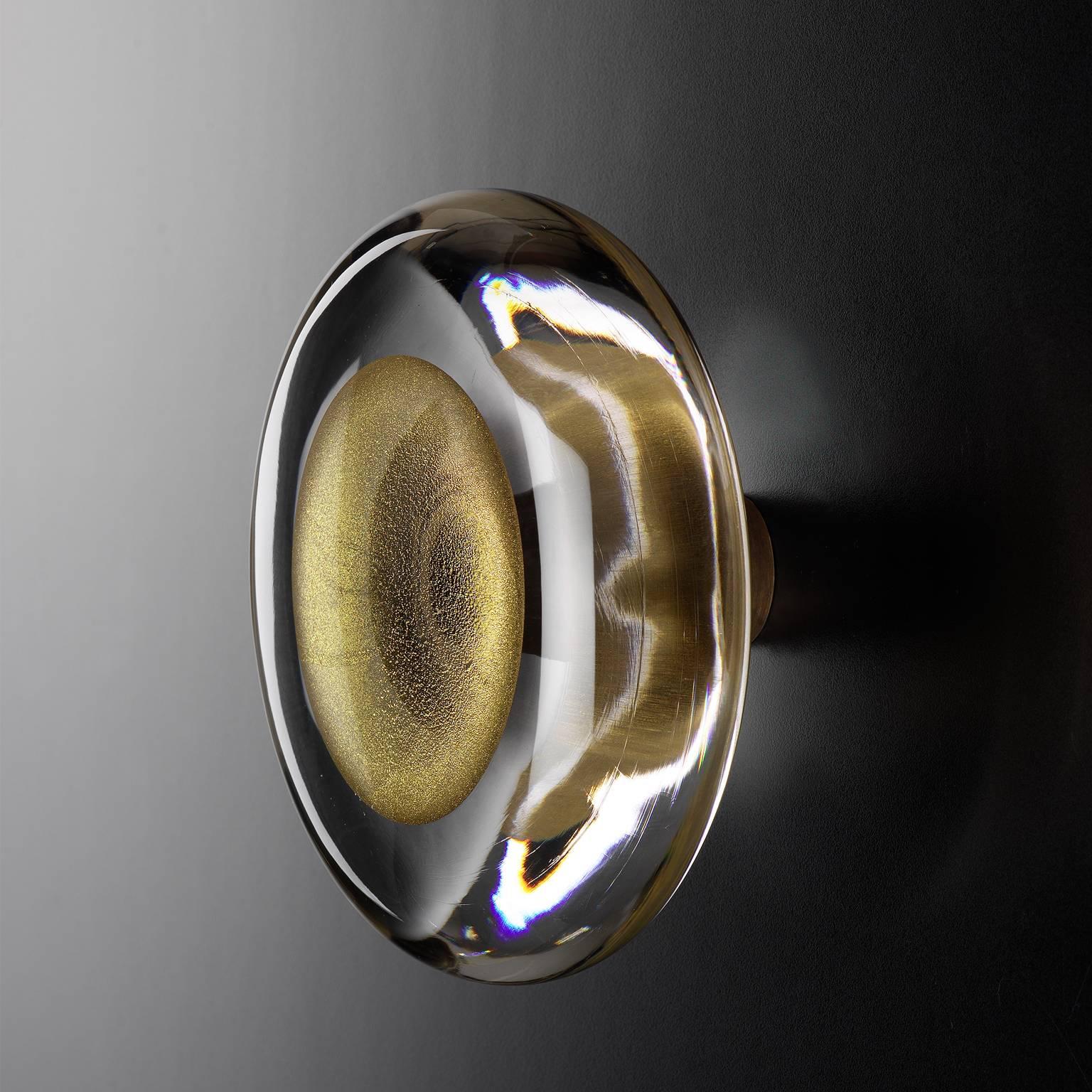 Bitta Murano glass door handle by Seguso Vetri d'Arte. Handmade, blown Murano glass in an elegant, modern shape. The round door handle has a gold glass center encircled by thick transparent glass, giving solid depth to the door handle. A unique and