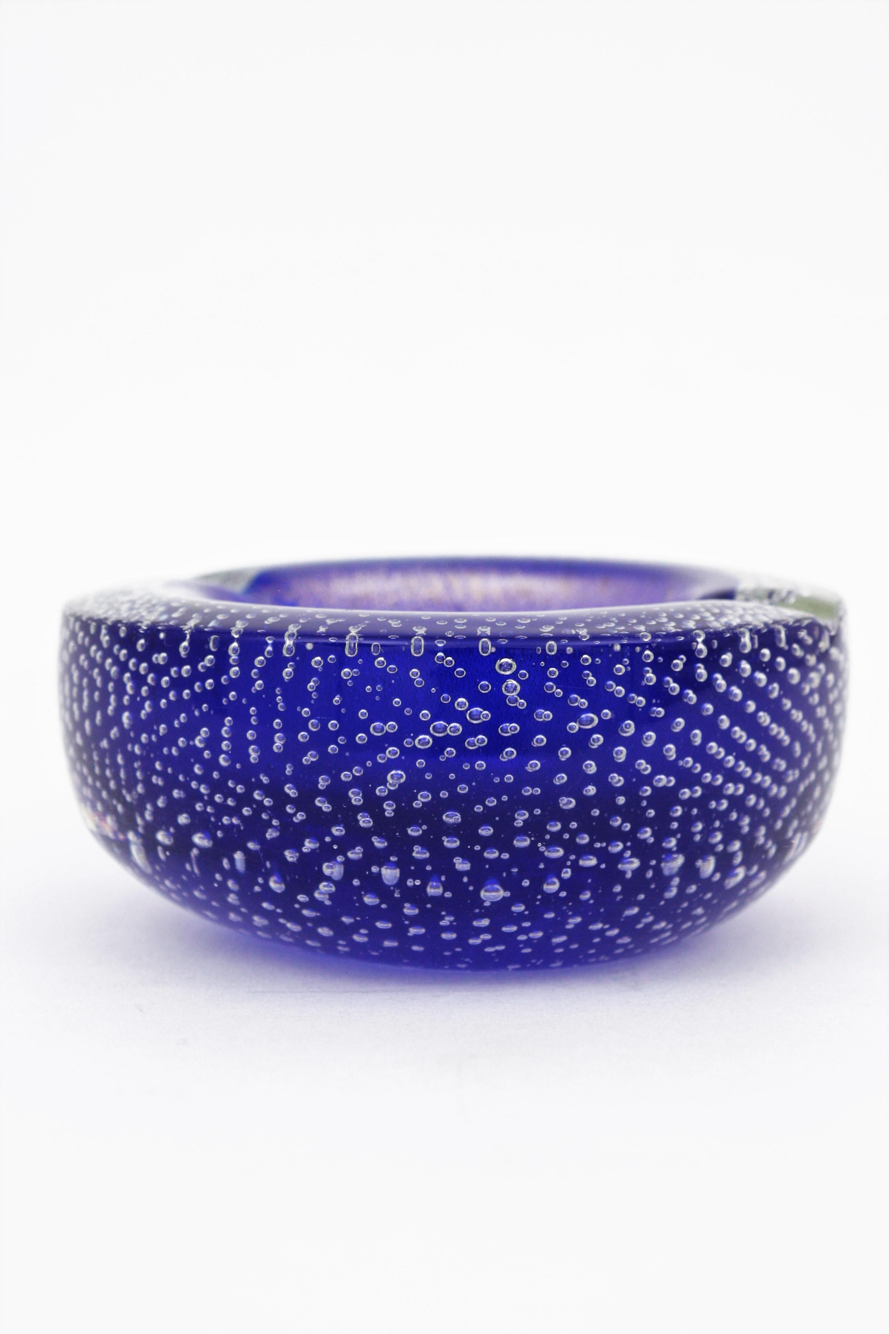 Italian Seguso Vetri d'Arte Murano Bullicante Blue Art Glass Bowl / Ashtray For Sale