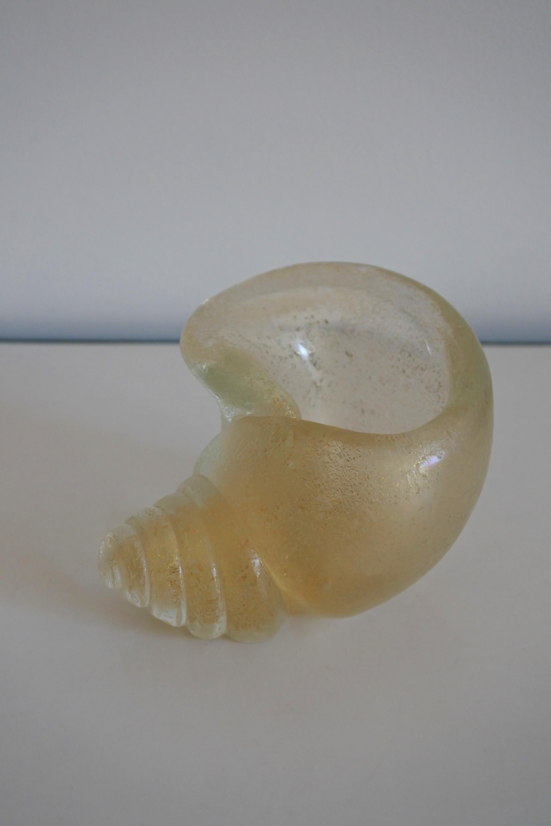 Conch shell shaped vase or bowl in hand blown thick glass by Seguso, Murano Italy, circa 1940s.
This piece was made using two complex technics: 