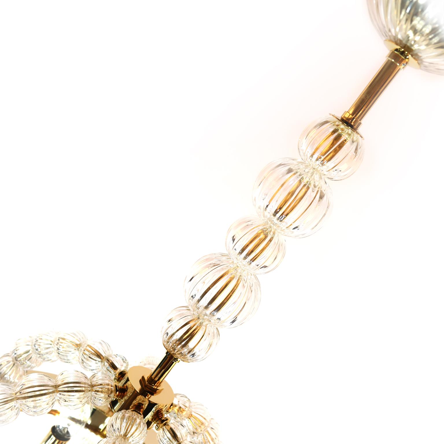 Lanterna Seguso Vetri d'Arte Corona in vetro di Murano trasparente lavorato a mano e dettaglio del bordo a specchio, con metallo dorato e 3 luci. Etichettato UL.
Questo è un campione da esposizione, scontato rispetto al prezzo originale delle hit. 