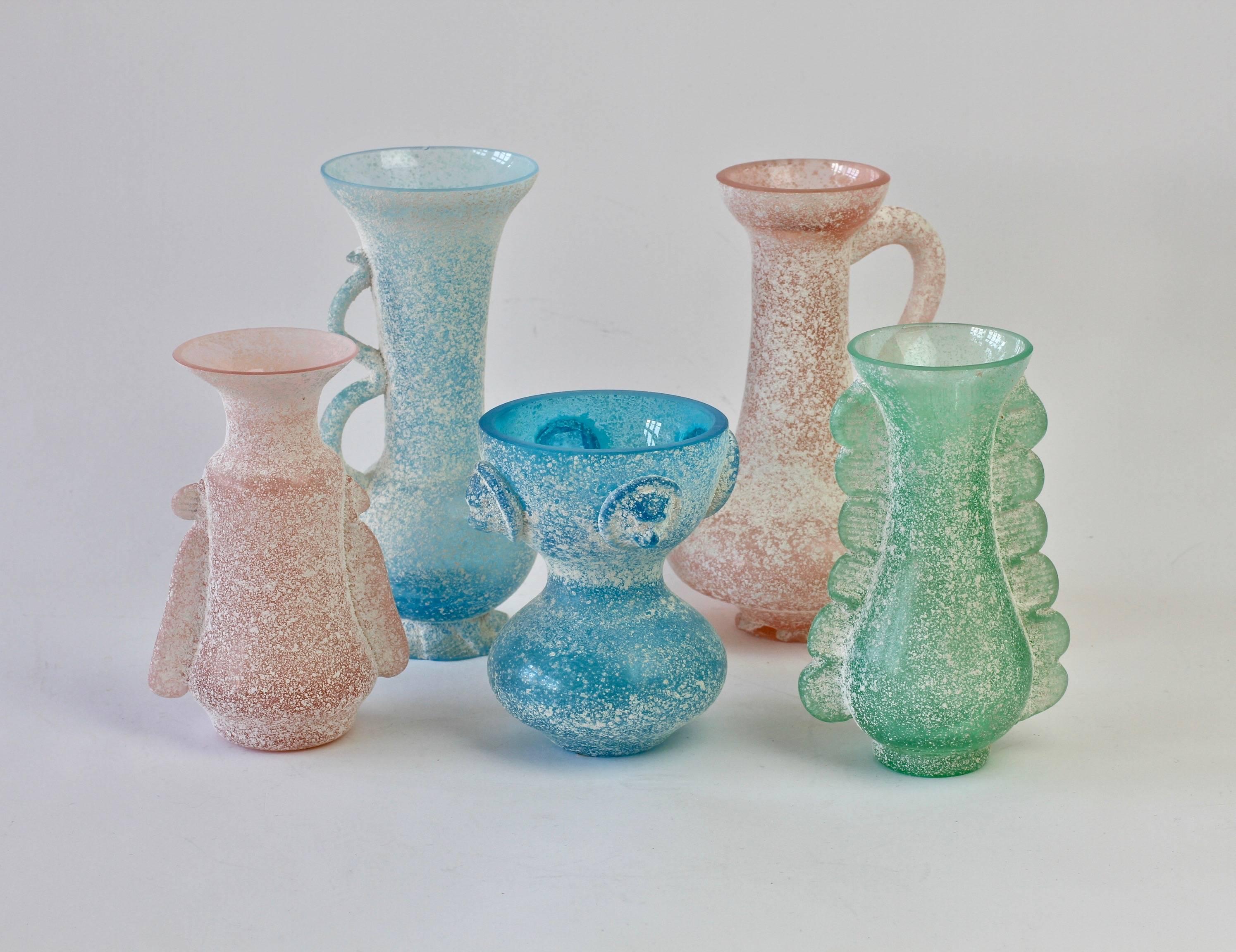 Splendida collezione / insieme di vasi e recipienti in vetro colorato / a Scavo, alcuni dei quali sono stati attribuiti a Vittorio Rigatierri per Seguso Vetri d'Arte Murano, Italia, anni '80 circa. Elegante nella forma e con una straordinaria